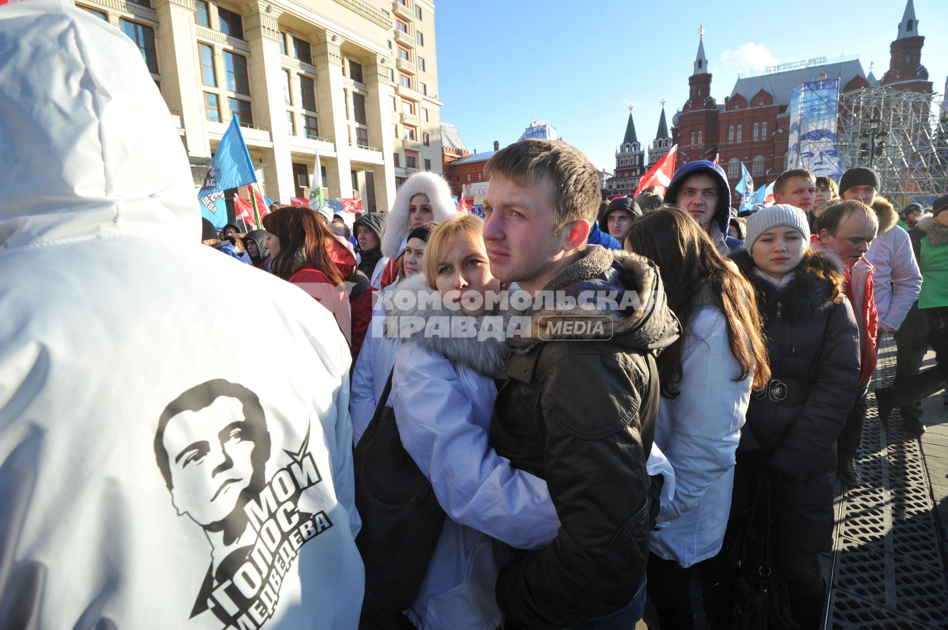 Участники движения НАШИ проводят акцию на Манежной площади в поддержку партии ЕДИНАЯ РОССИЯ. На снимке: на молодом человеке куртка с надписью МОЙ ГОЛОС ЗА МЕДВЕДЕВА.  Москва. 06 декабря 2011 года.