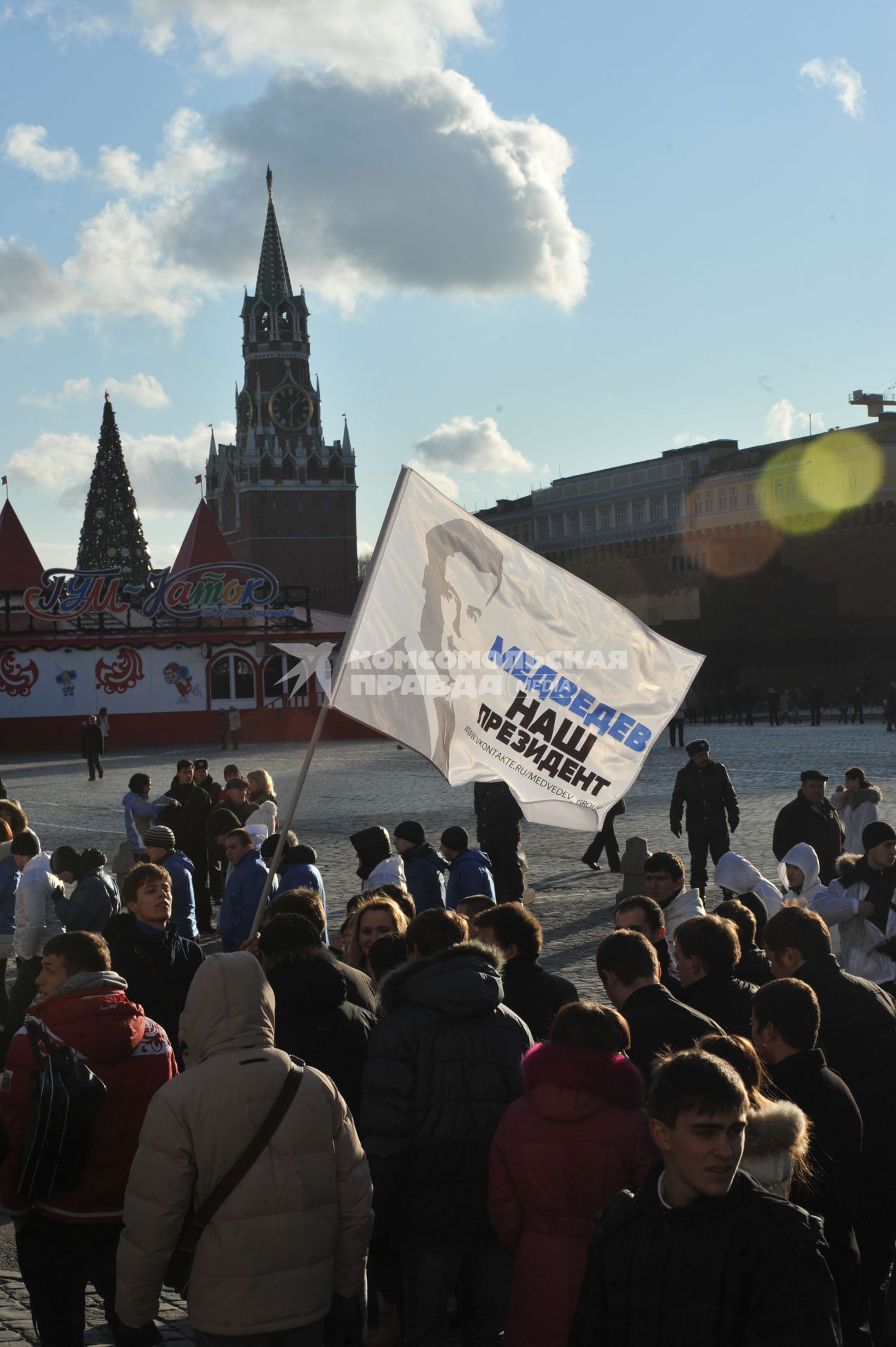 Участники движения НАШИ проводят акцию на Манежной площади в поддержку партии ЕДИНАЯ РОССИЯ. На снимке: флаг с надписью МЕДВЕДЕВ НАШ ПРЕЗИДЕНТ. Москва. 06 декабря 2011 года.