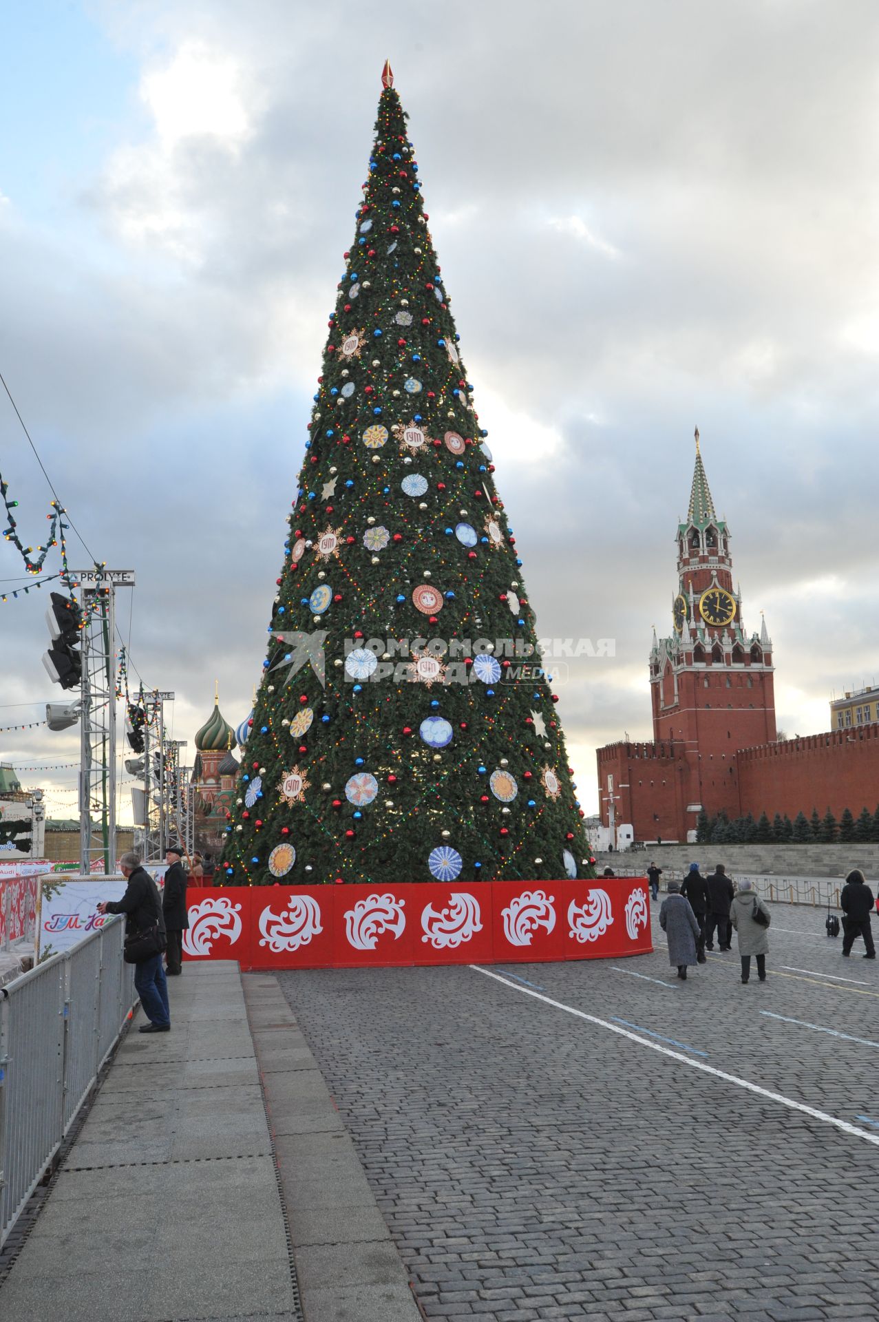 Новогодняя елка на Красной площади у ГУМ-катка. Москва. 06 декабря 2011 года.