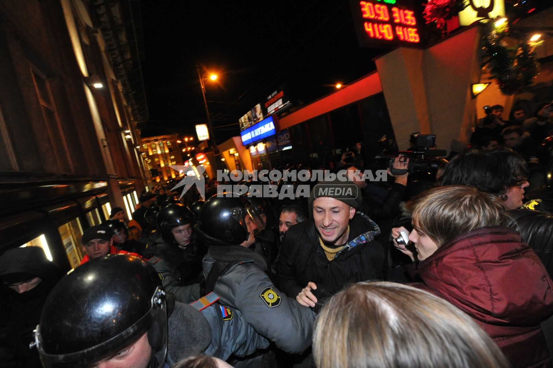 На Триумфальной площади, где проходит митинг оппозиции.  Москва.  06 декабря 2011 года.