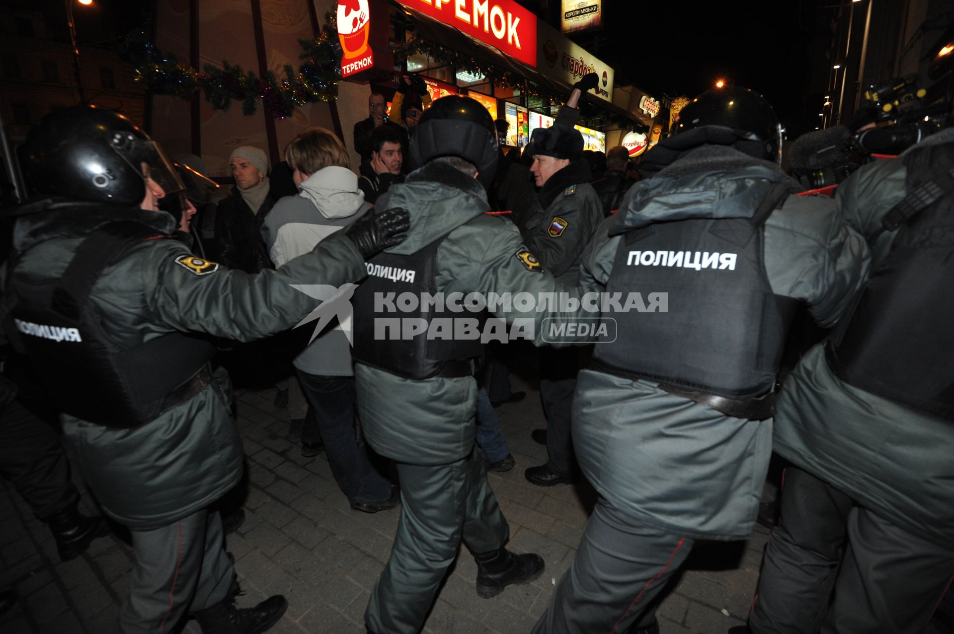 Митинг на Триумфальной площади. На снимке: сотрудники полиции во время митинга оппозиции. Москва.  06 декабря 2011 года.