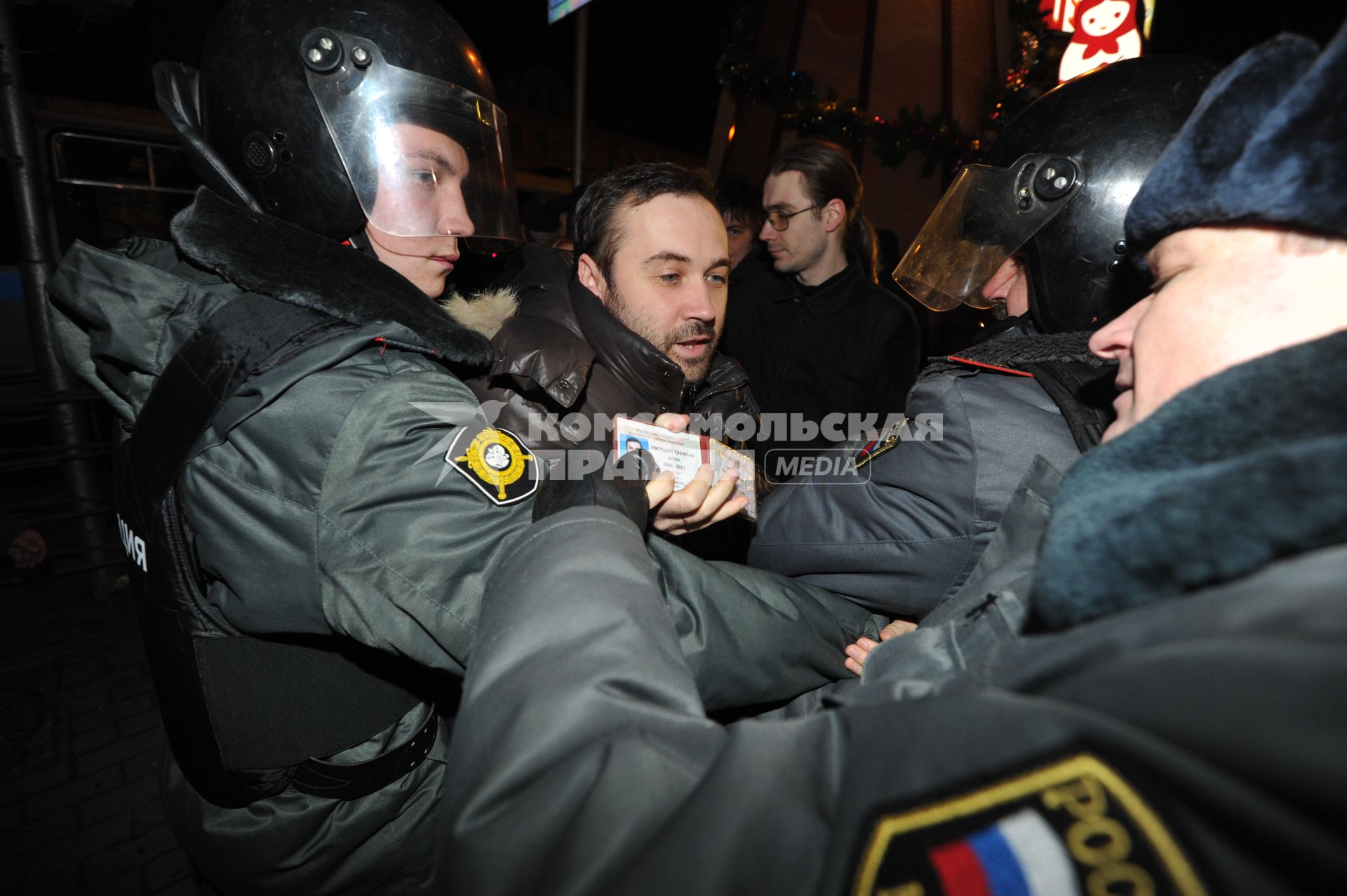 На Триумфальной площади, где проходит митинг оппозиции. На снимке: проверка документов.  Москва. 06 декабря 2011 года.