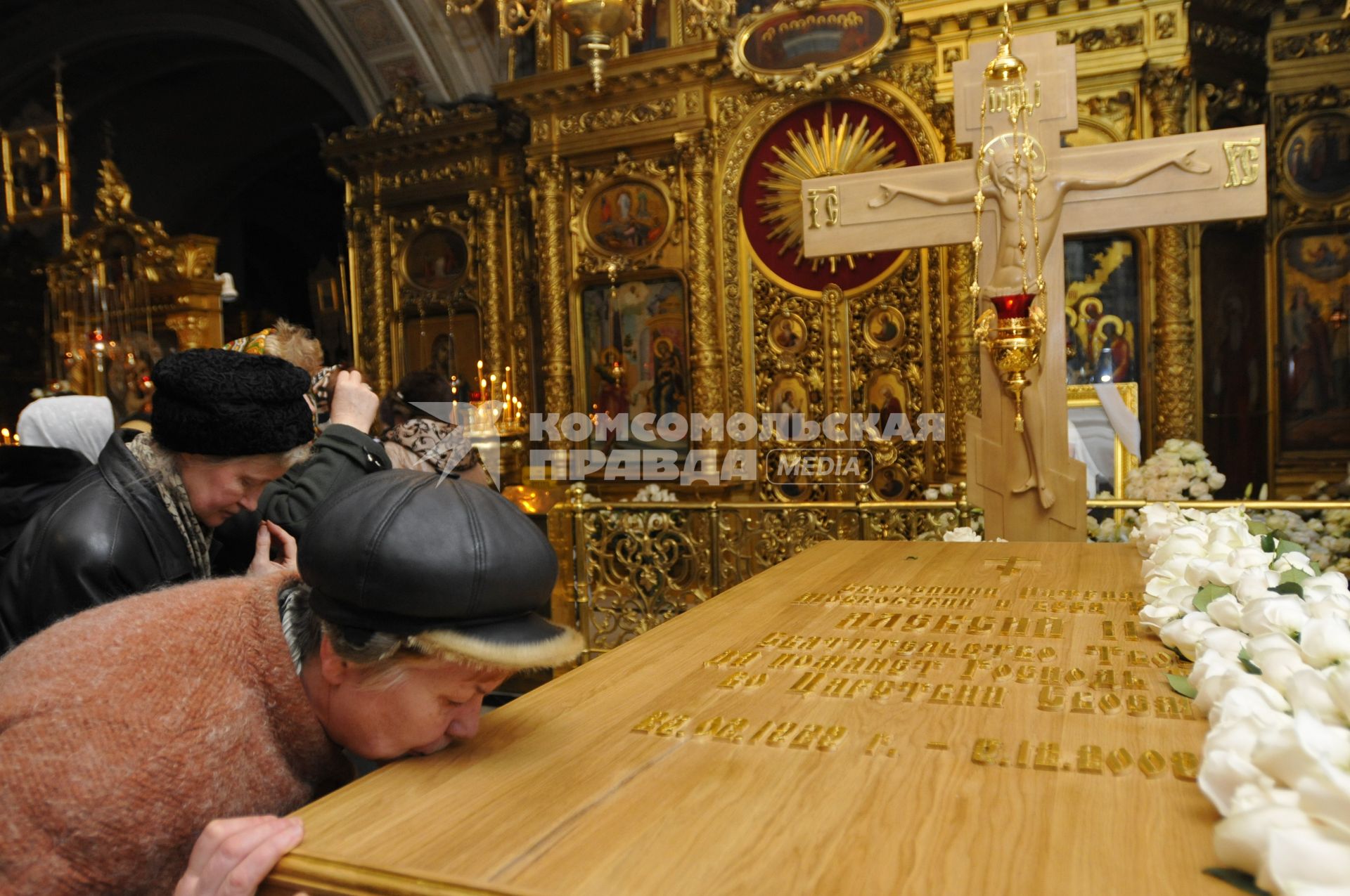 Прощание с патриархом Московским и всея Руси Алексием II  в Богоявленском кафедральном соборе. На снимке прихожане у места захоронения патриарха. 12 декабря  2008 года.