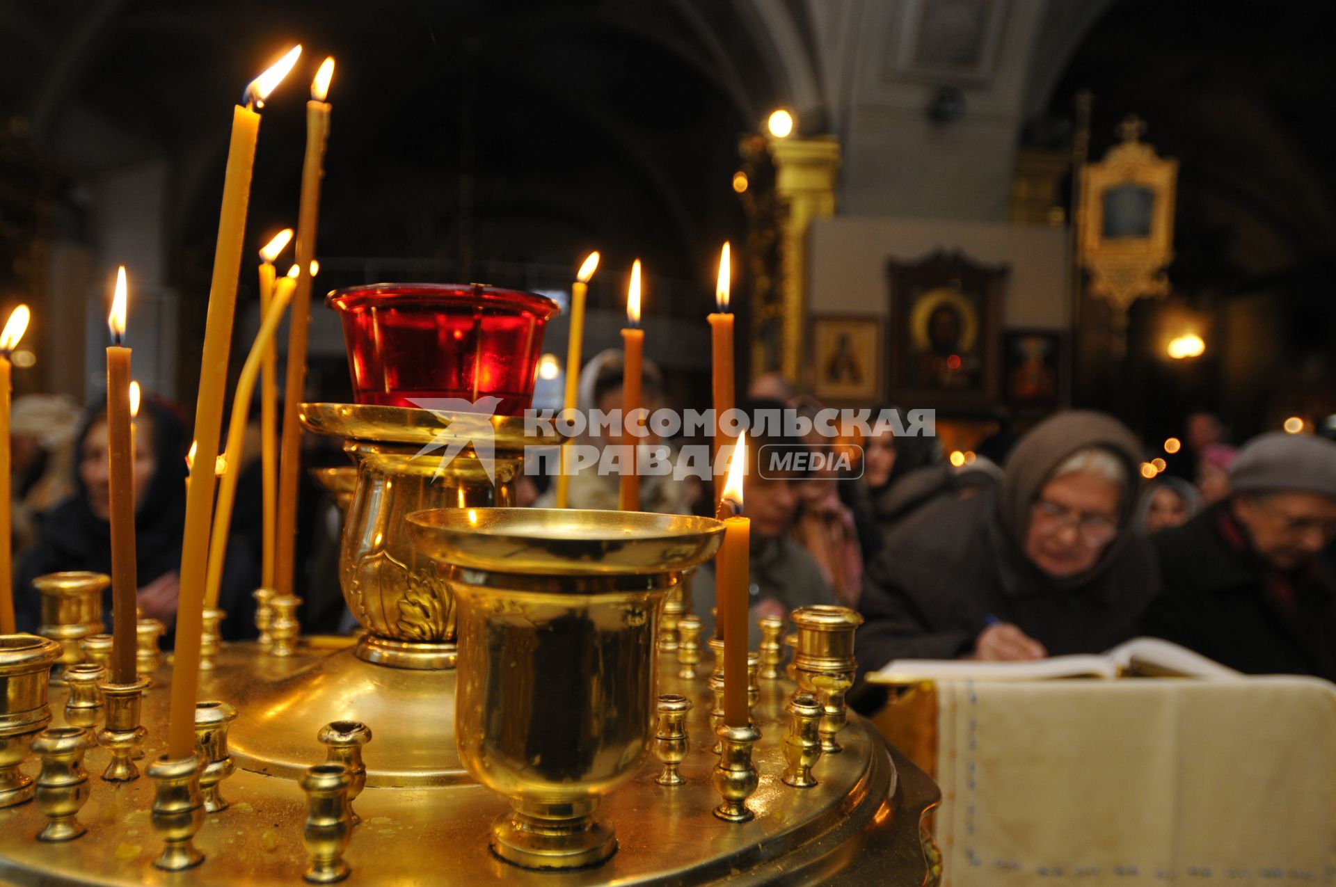 Прощание с патриархом Московским и всея Руси Алексием II  в Богоявленском кафедральном соборе. 12 декабря  2008 года.