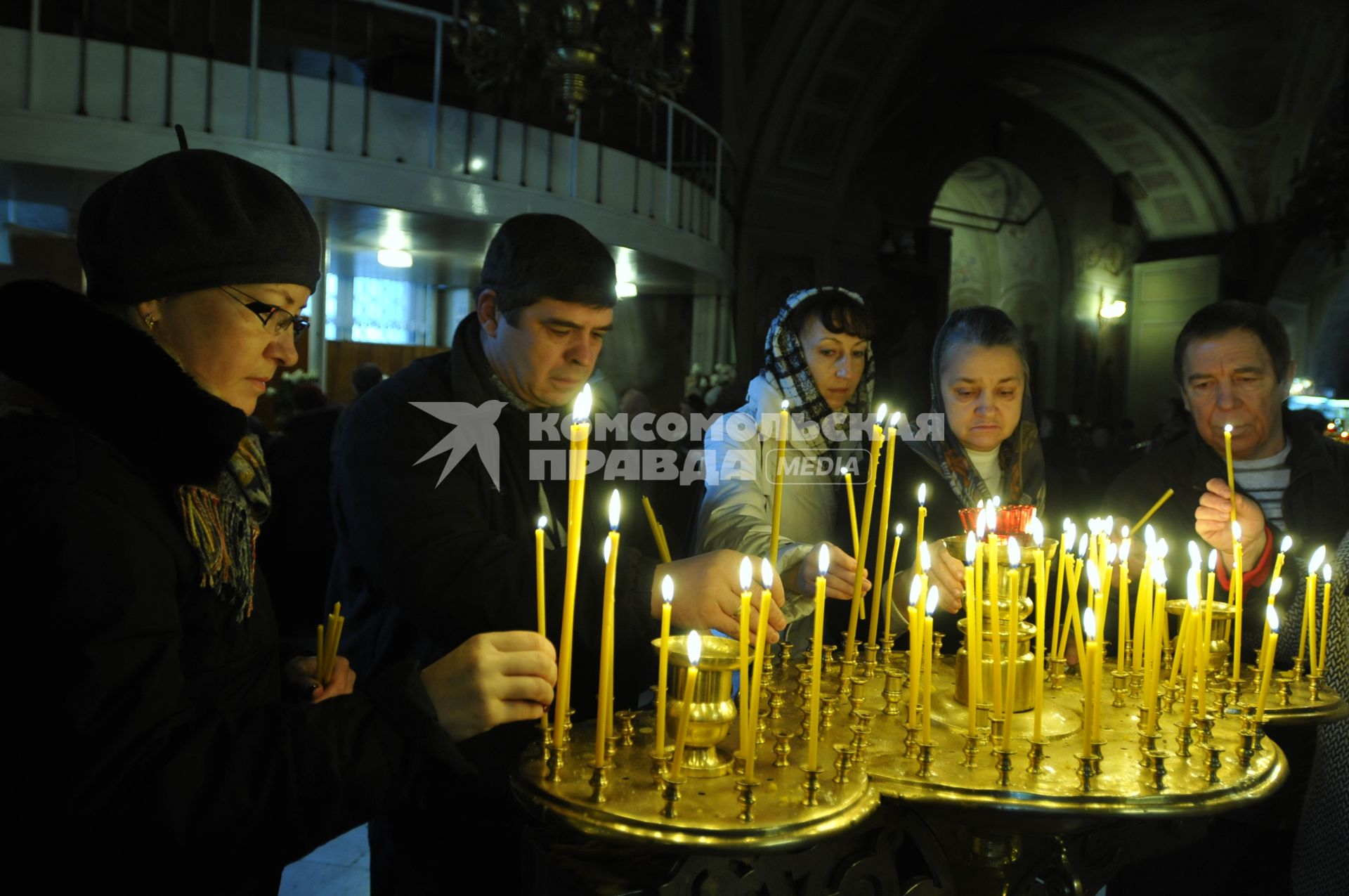 Прощание с патриархом Московским и всея Руси Алексием II  в Богоявленском кафедральном соборе. На снимке прихожане у места захоронения патриарха. 12 декабря  2008 года.