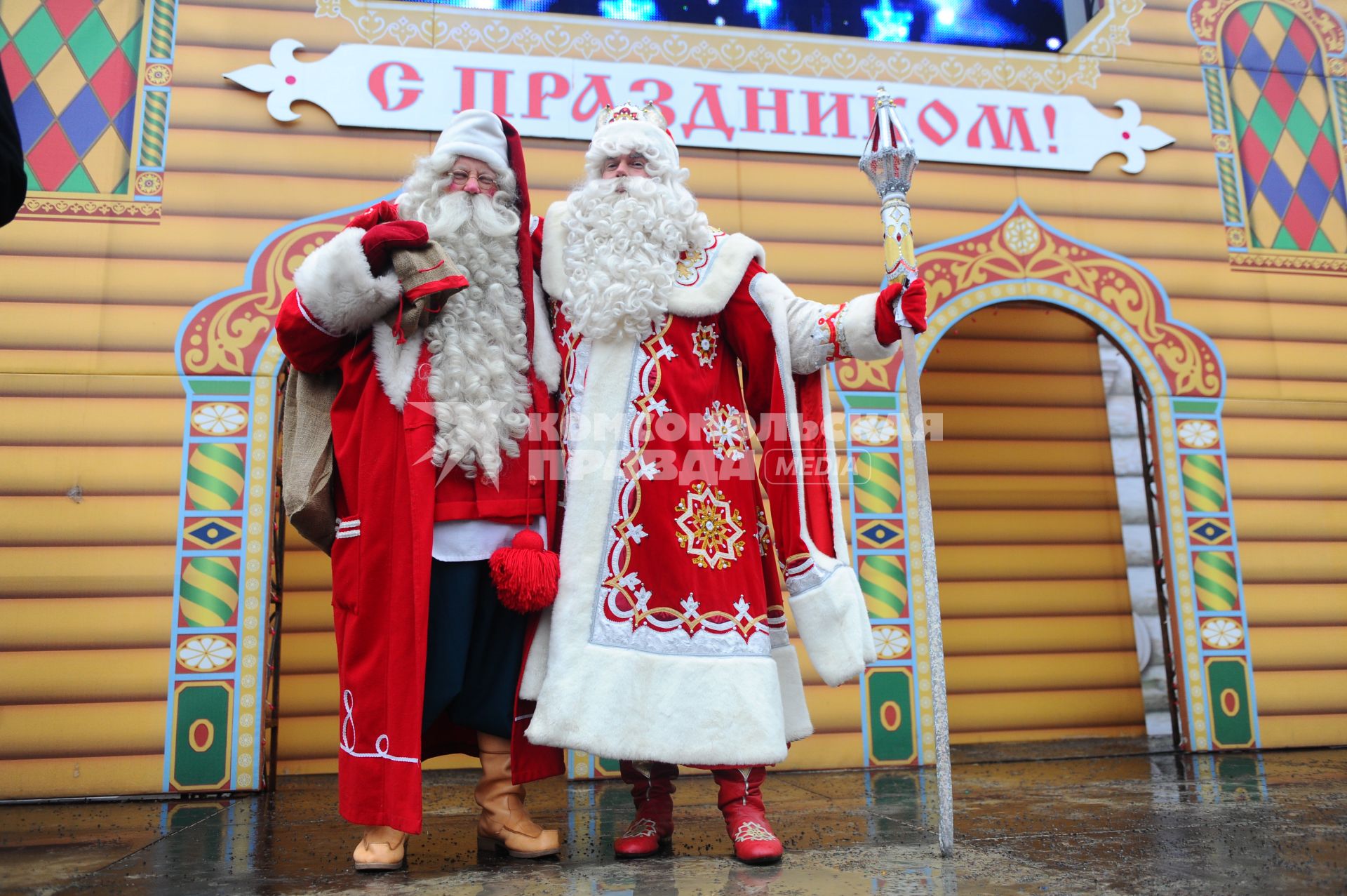 В Москве открылась почта Деда Мороза. На снимке: Дед Мороз и его финский коллега Йолопукки.  04 декабря 2011 года.