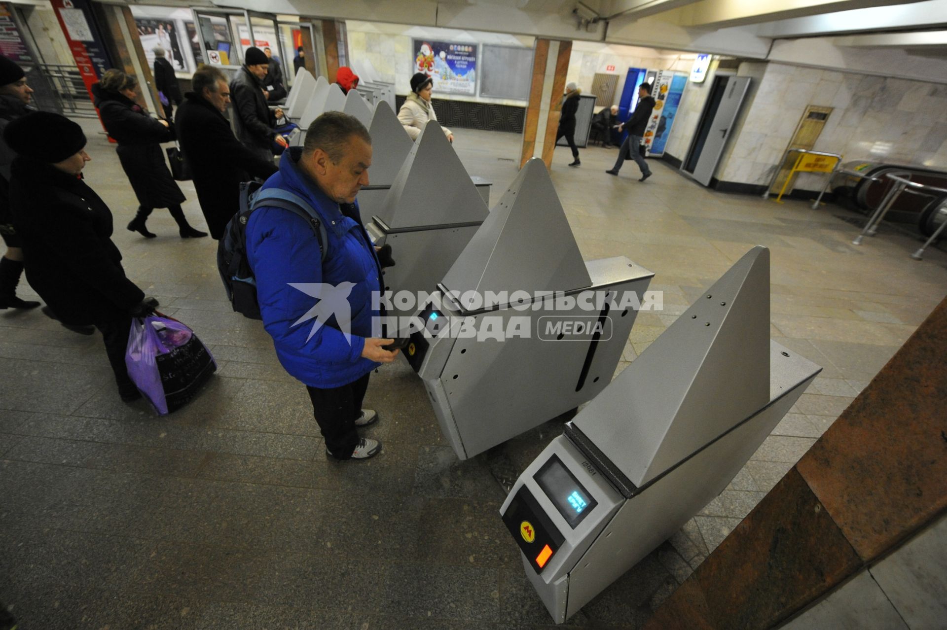 На станции метро ЦАРИЦЫНО на верхней крышке каждого турникета появились металлические конструкции, которые мешают безбилетникам  перепрыгивать через турникет. 08 декабря 2011 года.