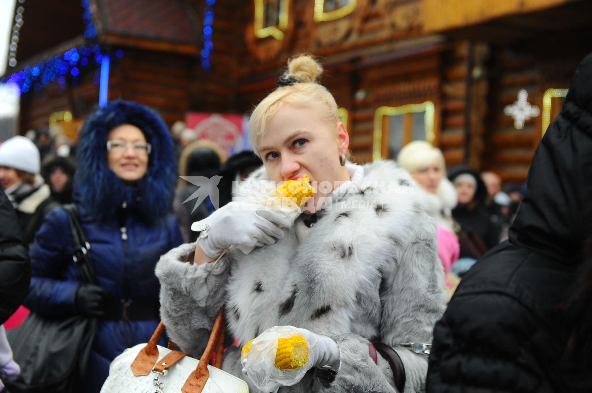 Женщина ест початок кукурузы. 04 декабря 2011 года.