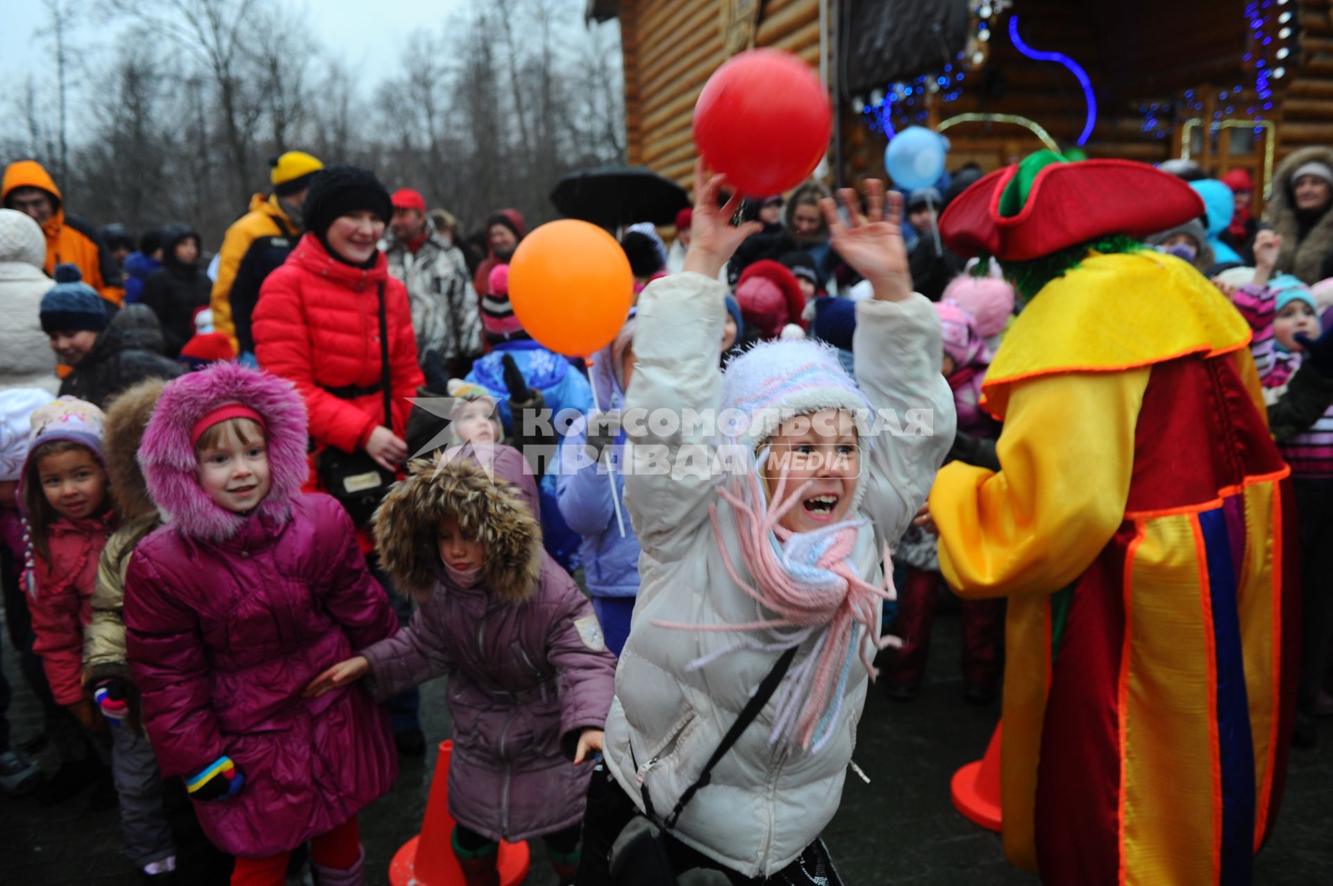 Дети играют в мяч. 04 декабря 2011 года.