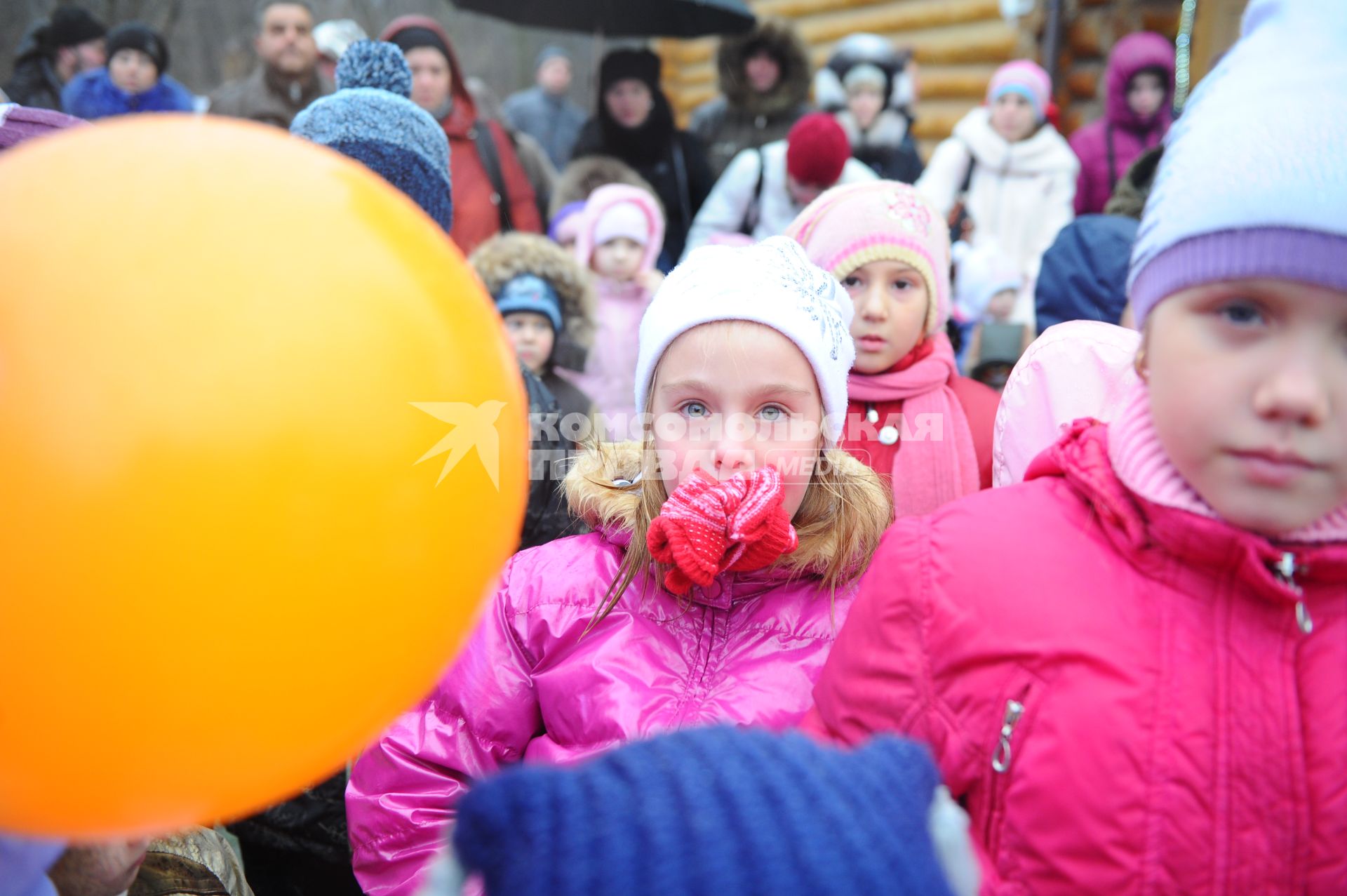 Девочка держит варежки во рту. 04 декабря 2011 года.