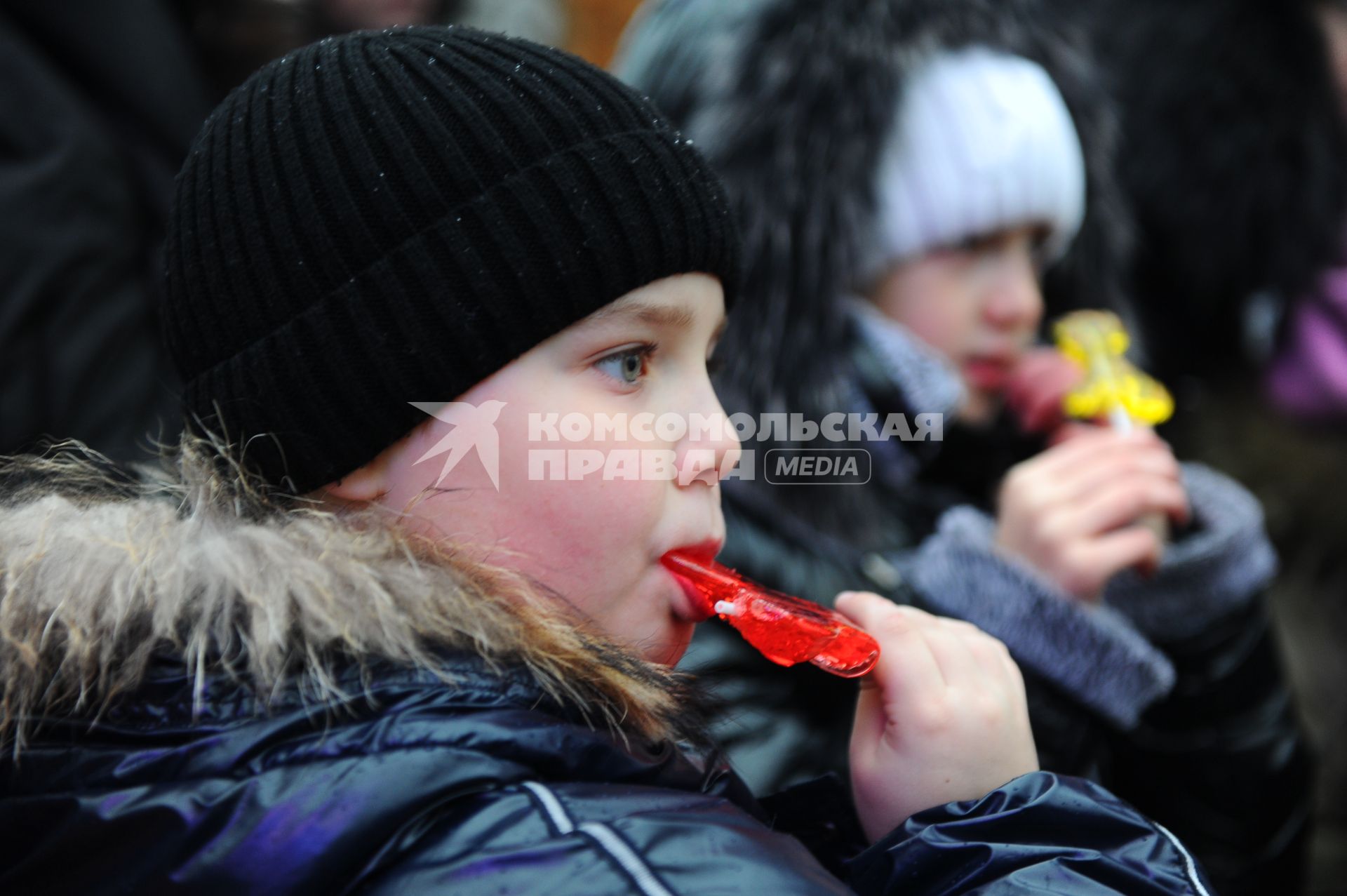 Ребенок с леденцом. 04 декабря 2011 года.