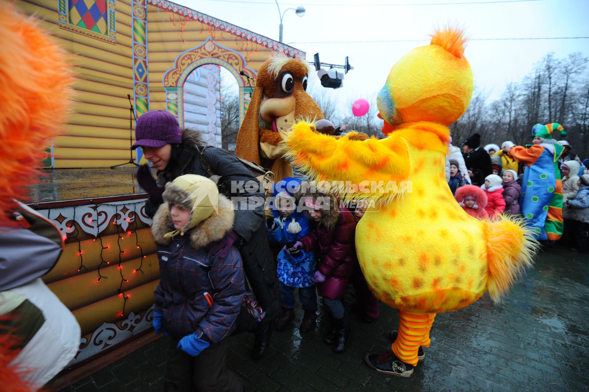 Детский праздник. Ростовые куклы в детской игре. 04 декабря 2011 года.