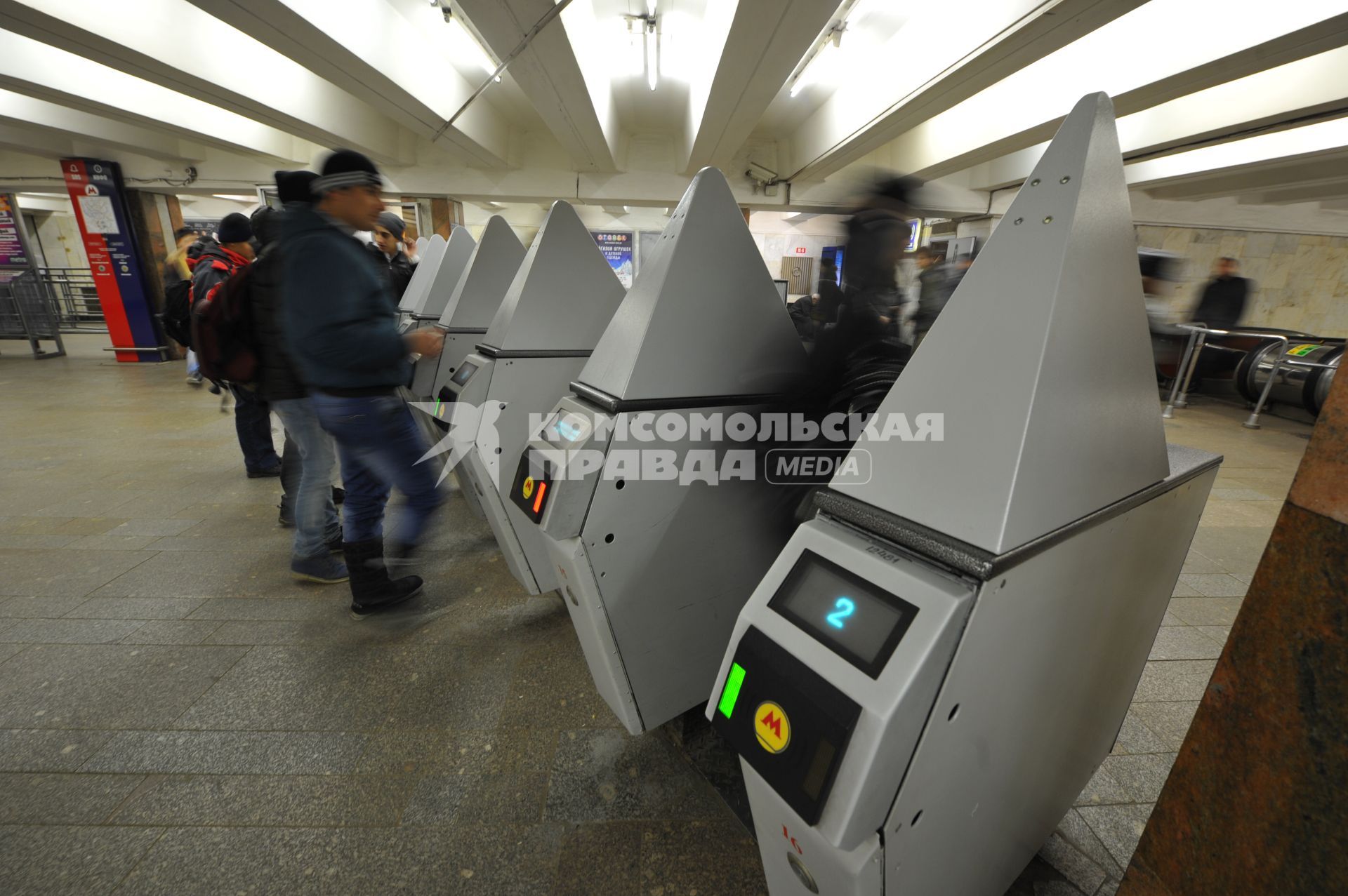 На станции метро ЦАРИЦЫНО на верхней крышке каждого турникета появились металлические конструкции, которые мешают безбилетникам  перепрыгивать через турникет. 09 декабря 2011 года.