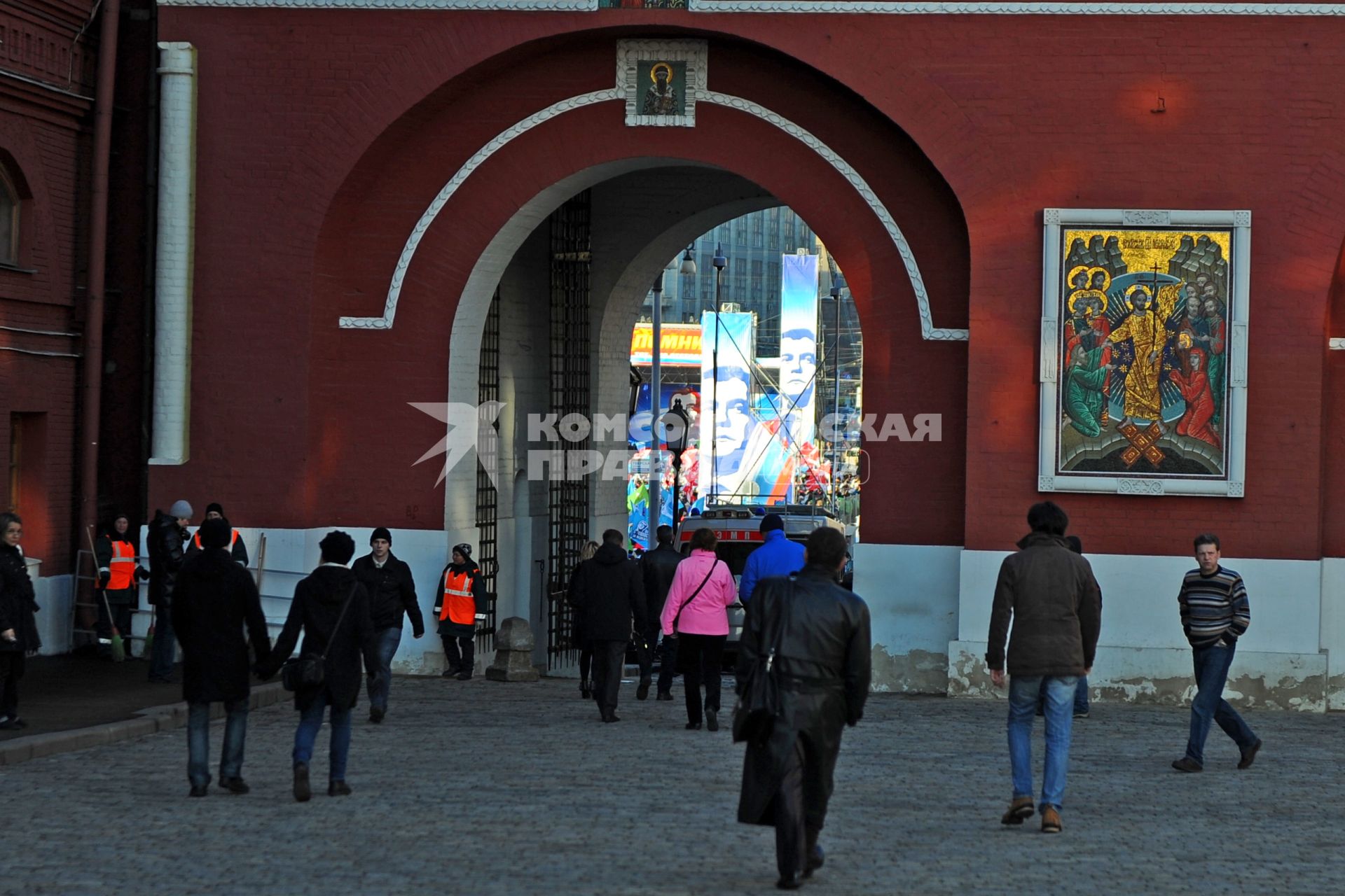 Центр Москвы. Участники движения НАШИ проводят акцию в поддержку партии ЕДИНАЯ РОССИЯ. Москва. 06 декабря 2011 года.