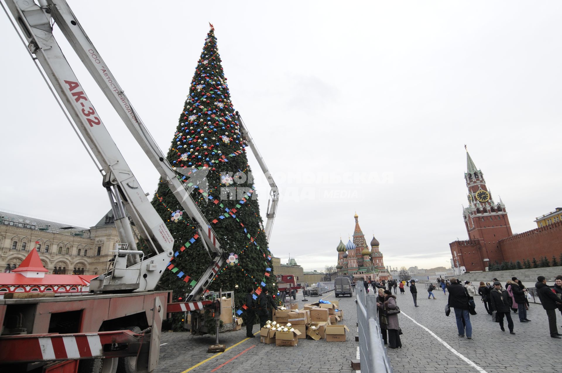 Установка новогодней елки на Красной площади. 26 ноября 2009 года.