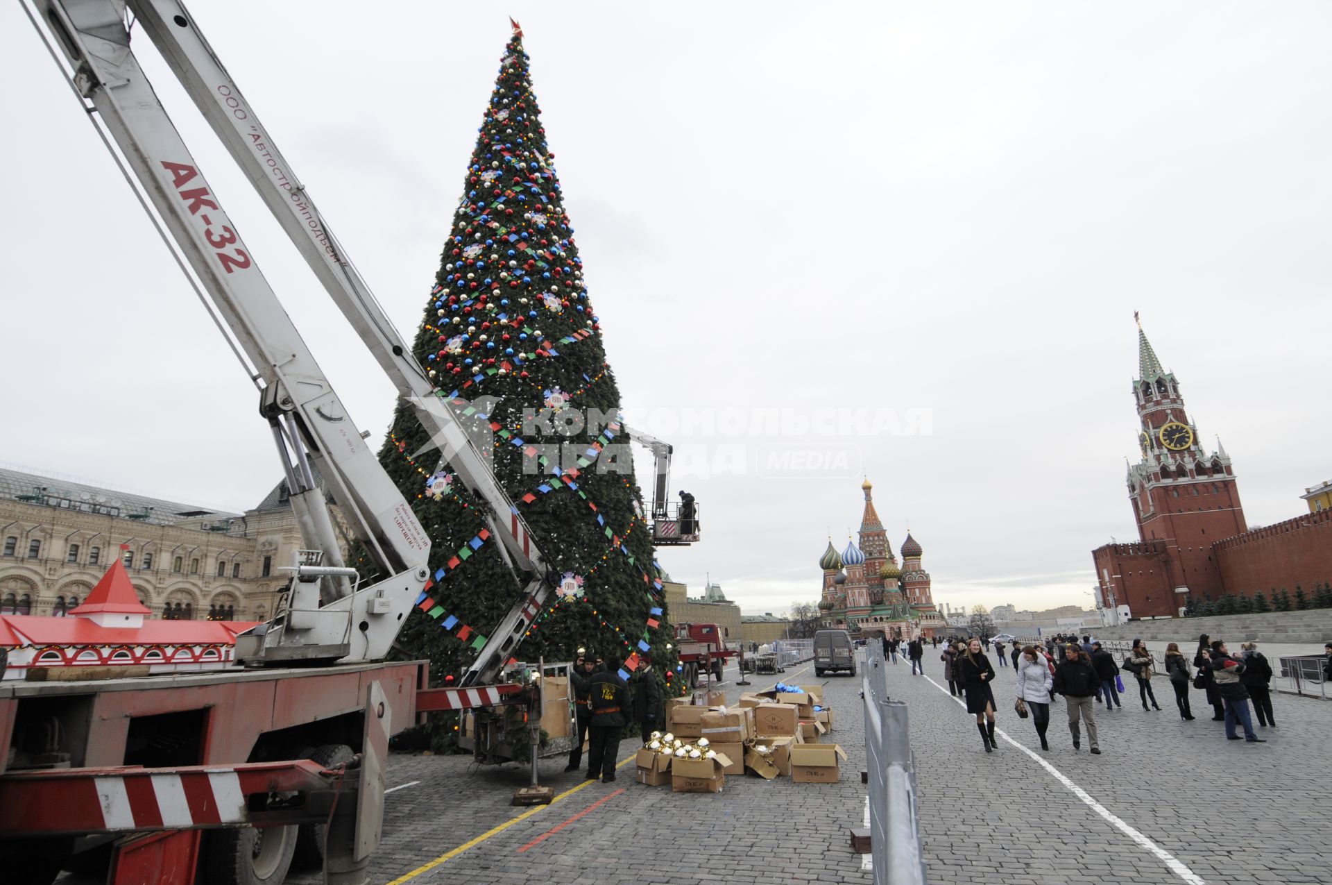 Установка новогодней елки на Красной площади. 26 ноября 2009 года.