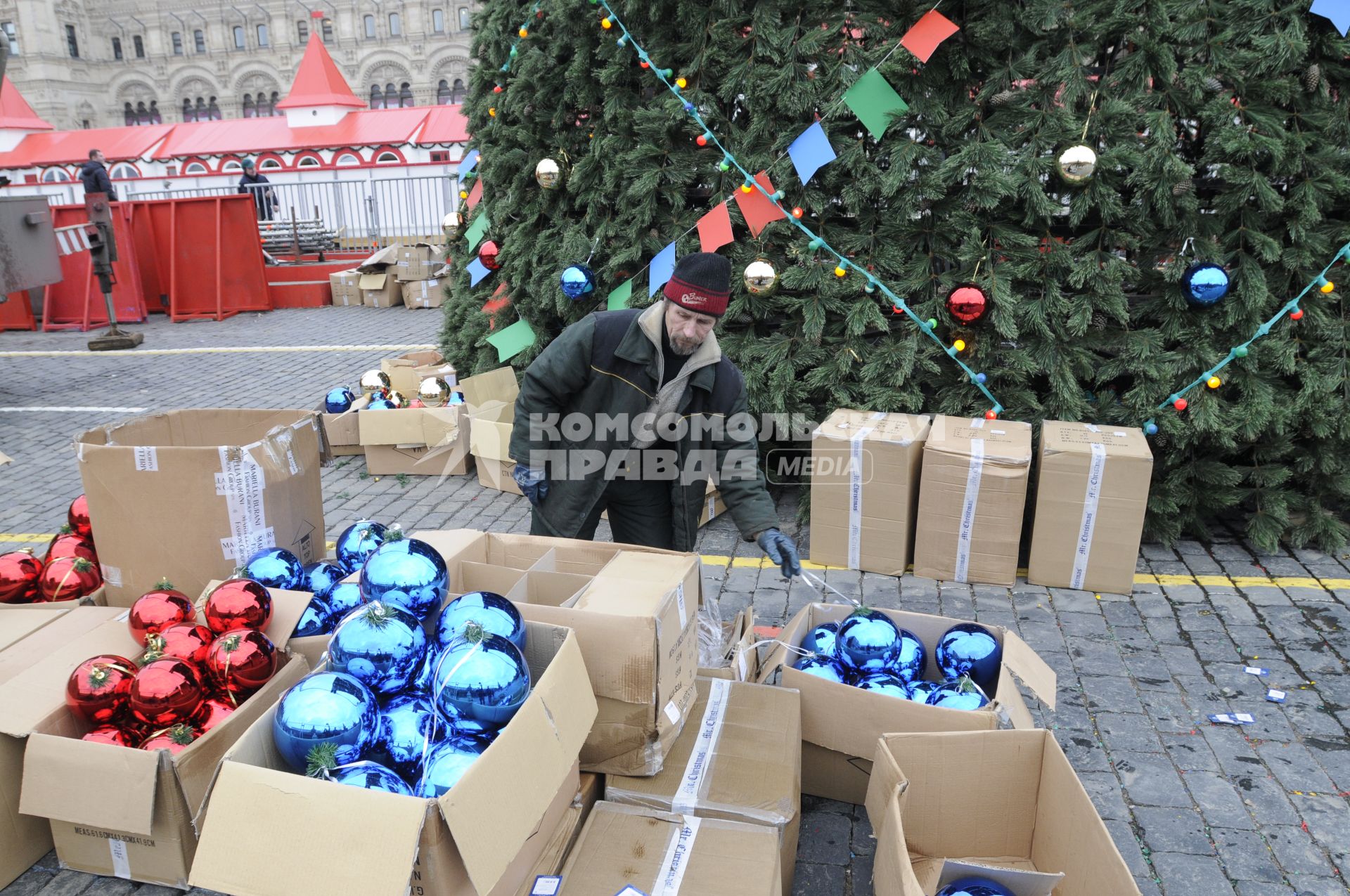 Установка новогодней елки на Красной площади. 26 ноября 2009 года.