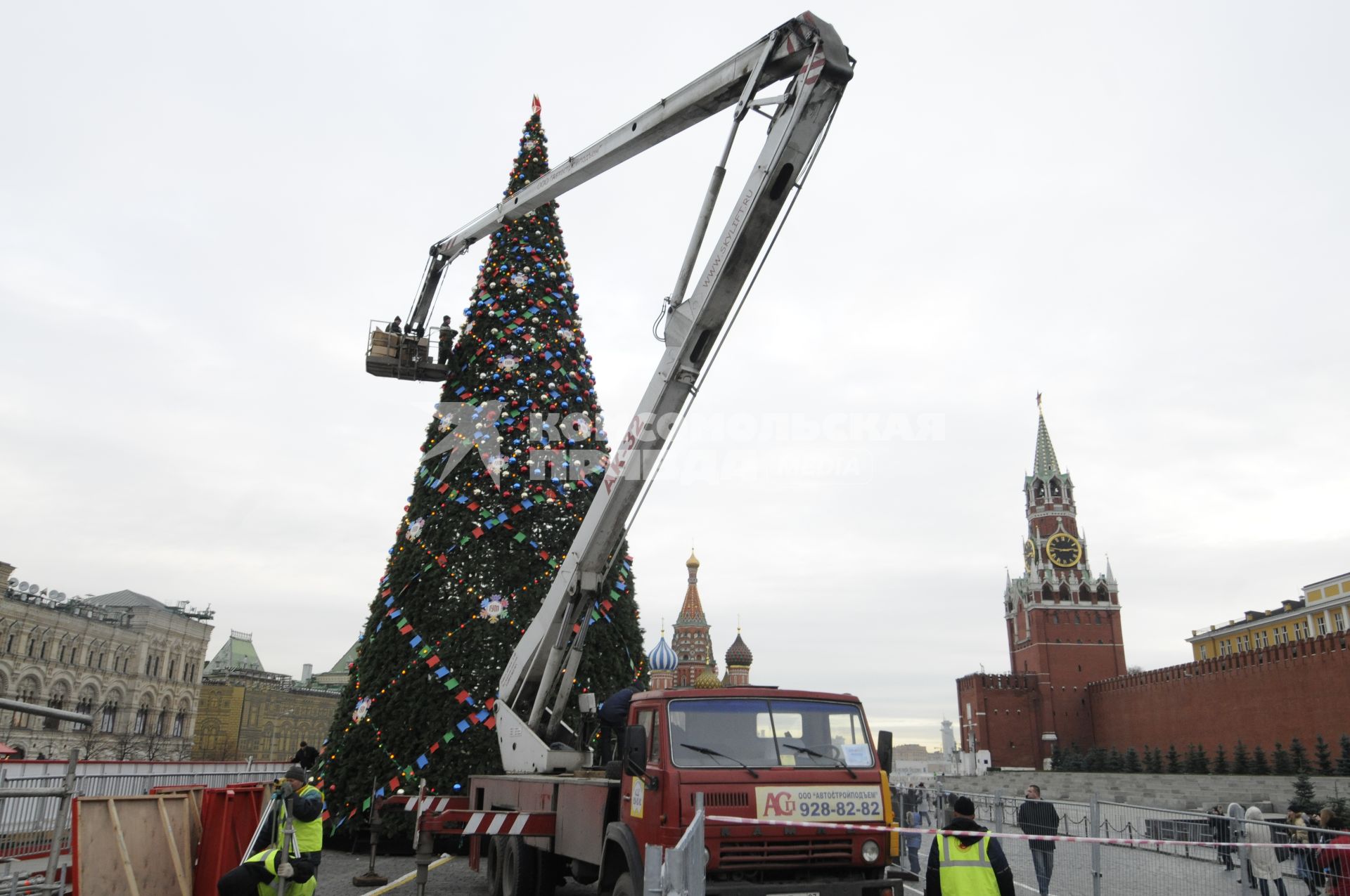 Установка новогодней елки на Красной площади. 26 ноября 2009 года.