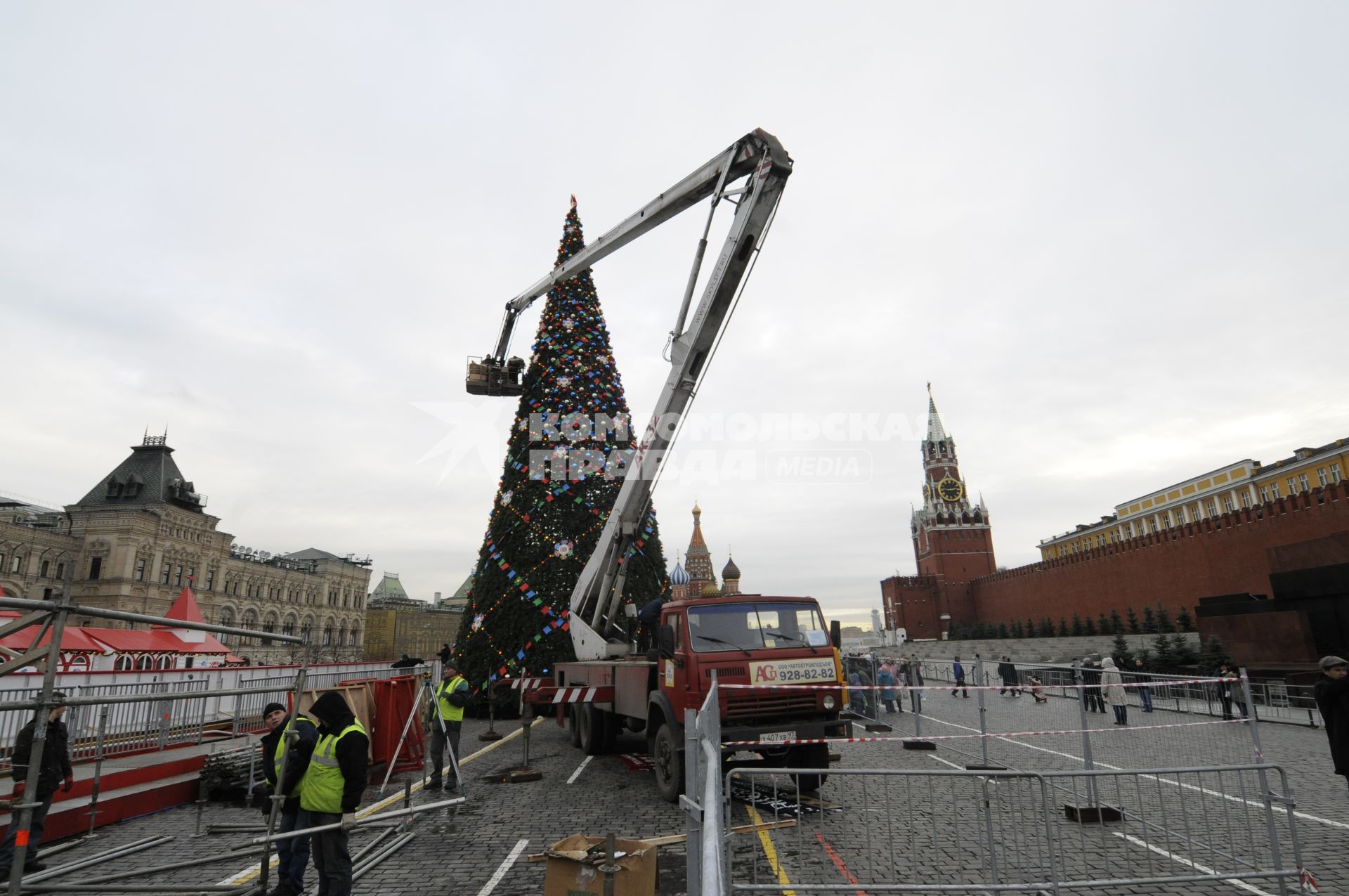 Установка новогодней елки на Красной площади. 26 ноября 2009 года.