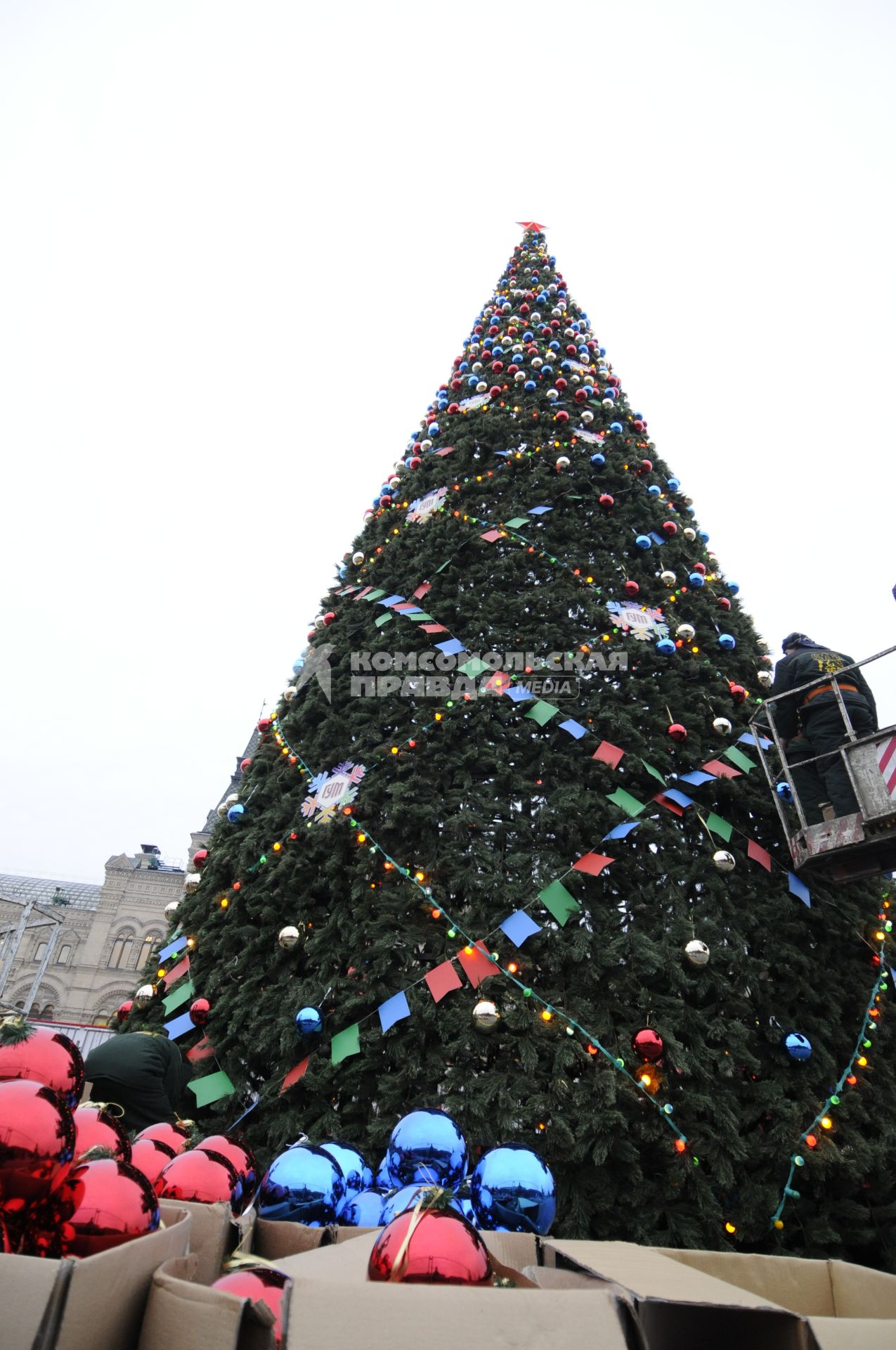 Установка новогодней елки на Красной площади. 26 ноября 2009 года.