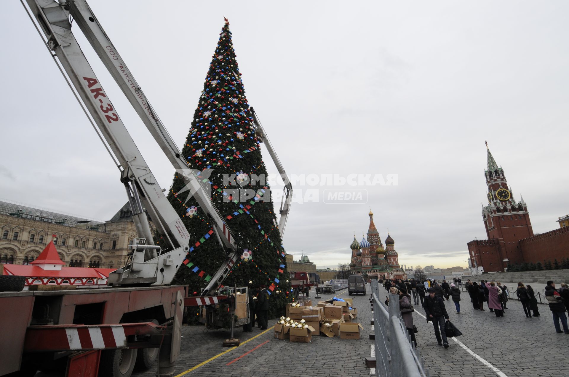 Установка новогодней елки на Красной площади. 26 ноября 2009 года.