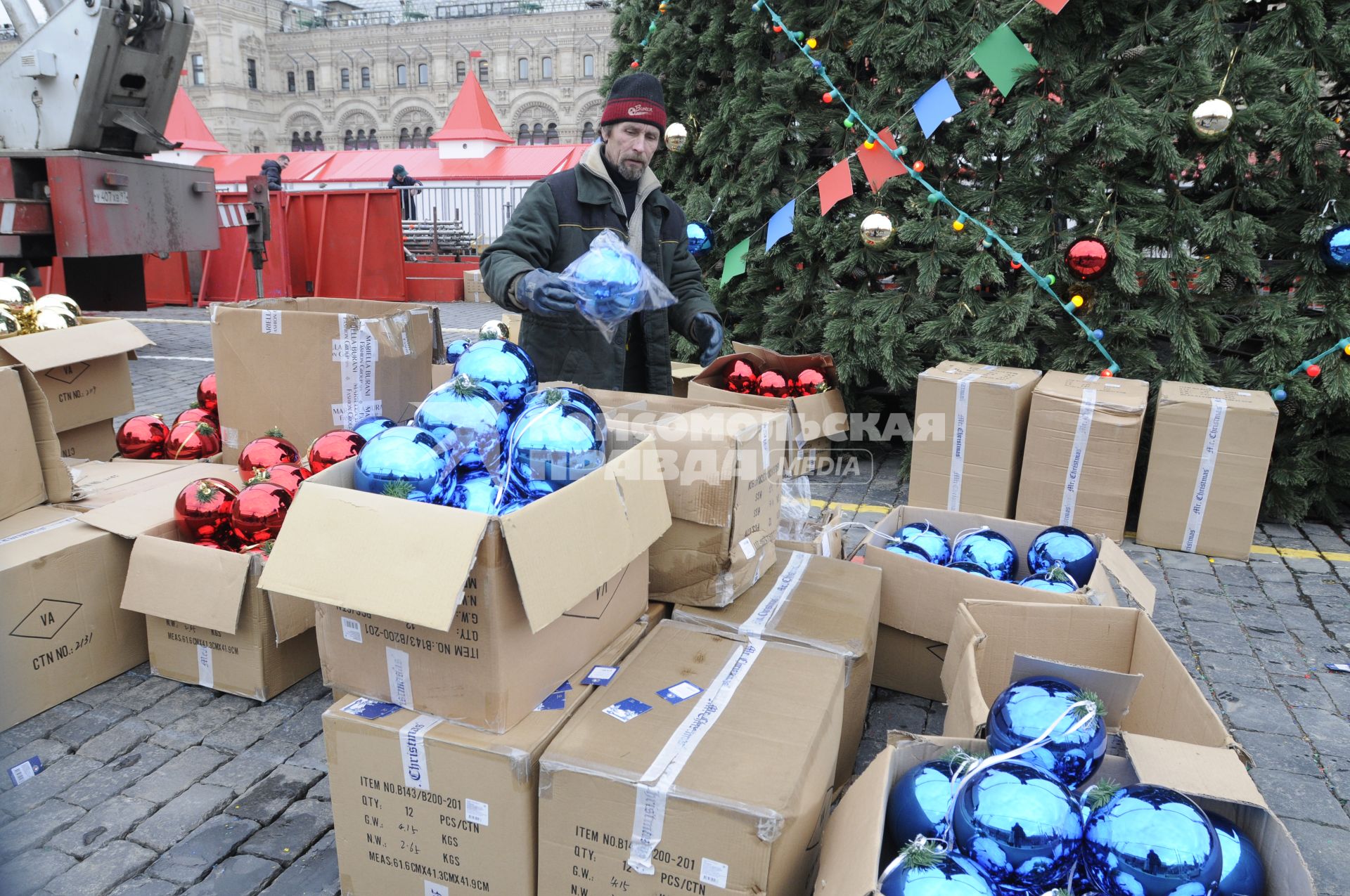 Установка новогодней елки на Красной площади. 26 ноября 2009 года.