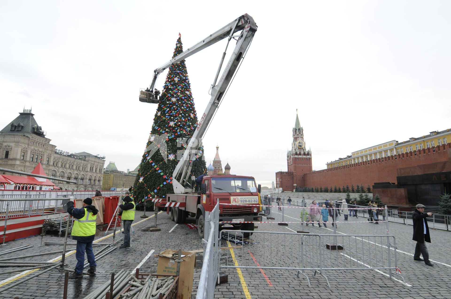 Установка новогодней елки на Красной площади. 26 ноября 2009 года.