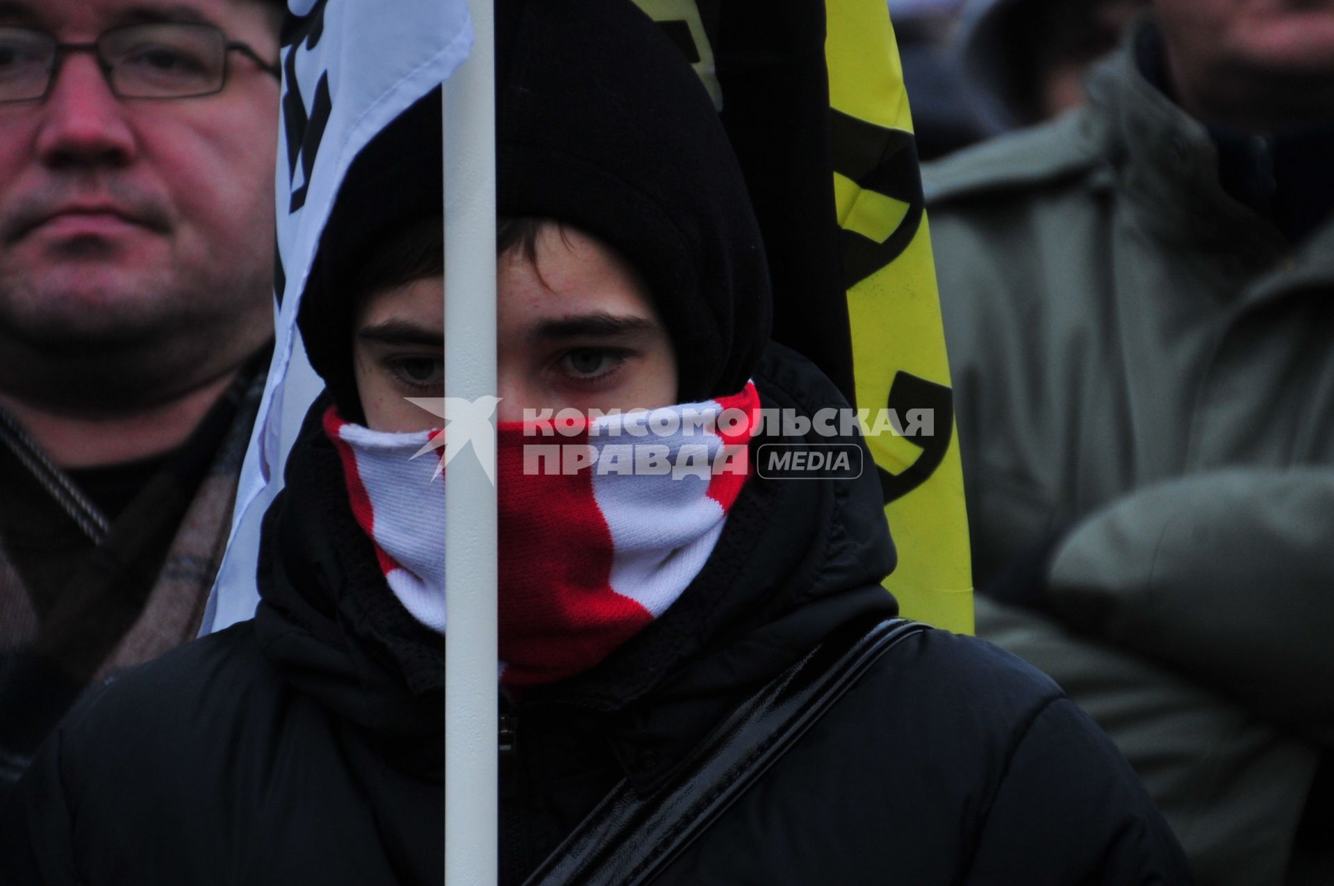 Участник санкционированного митинга против фальсификации результатов прошедших выборов в Госдуму РФ ЗА ЧЕСТНЫЕ ВЫБОРЫ на Болотной площади. Москва. 11 декабря  2011 года.