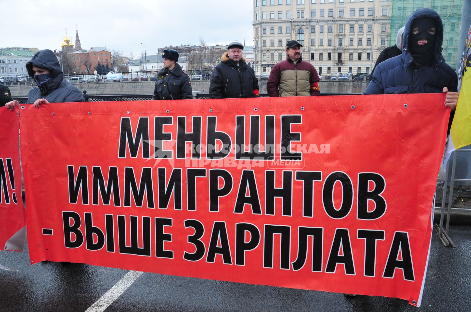 Участники санкционированного митинга против фальсификации результатов прошедших выборов в Госдуму РФ ЗА ЧЕСТНЫЕ ВЫБОРЫ на Болотной площади. На снимке: молодые люди держат плакат МЕНЬШЕ ИММИГРАНТОВ - ВЫШЕ ЗАРПЛАТА. Москва. 11 декабря  2011 года.