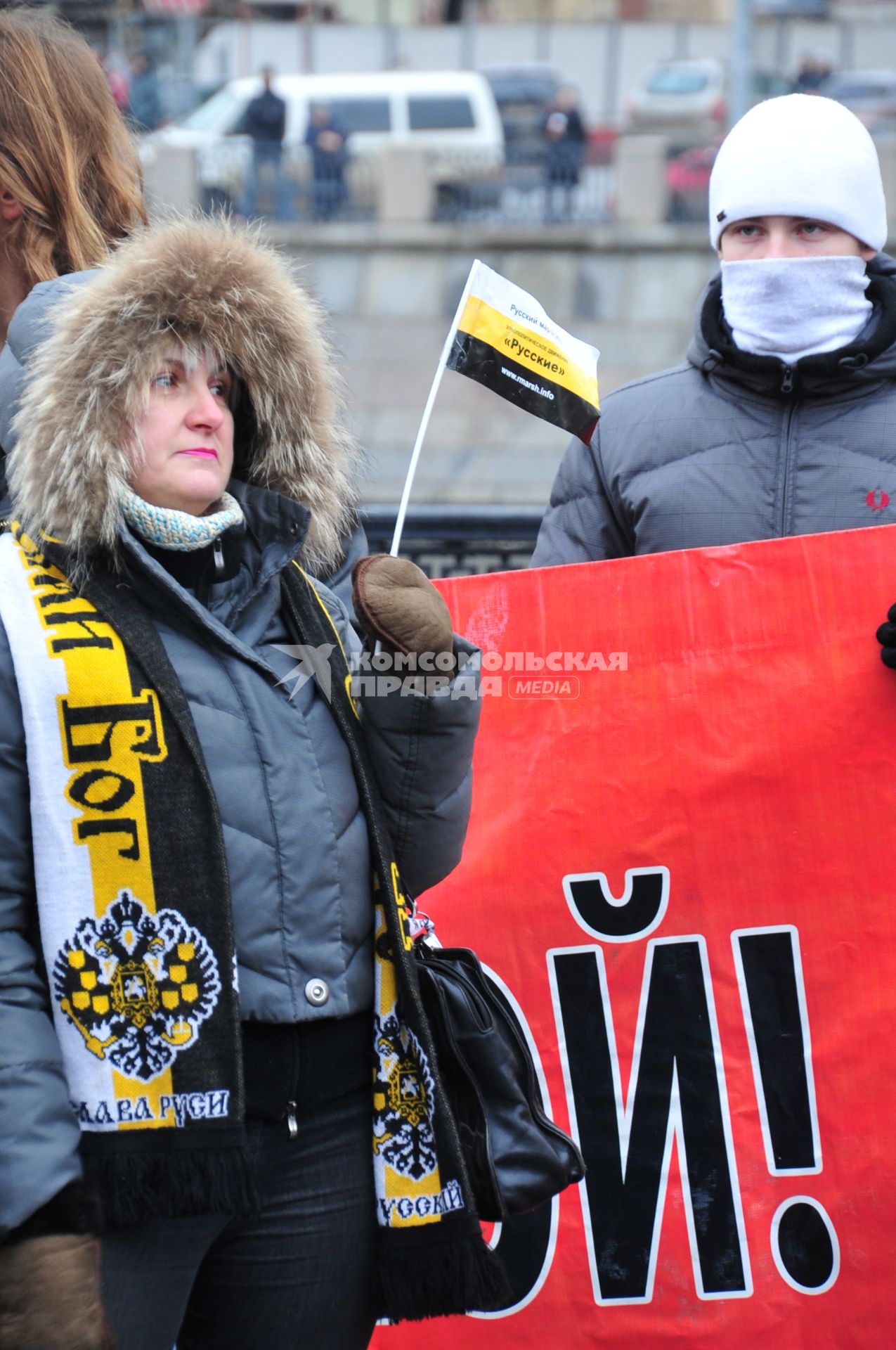 Участники санкционированного митинга против фальсификации результатов прошедших выборов в Госдуму РФ ЗА ЧЕСТНЫЕ ВЫБОРЫ на Болотной площади. На снимке: женщина держит флажок с надписью РУССКИЕ. Москва. 11 декабря  2011 года.