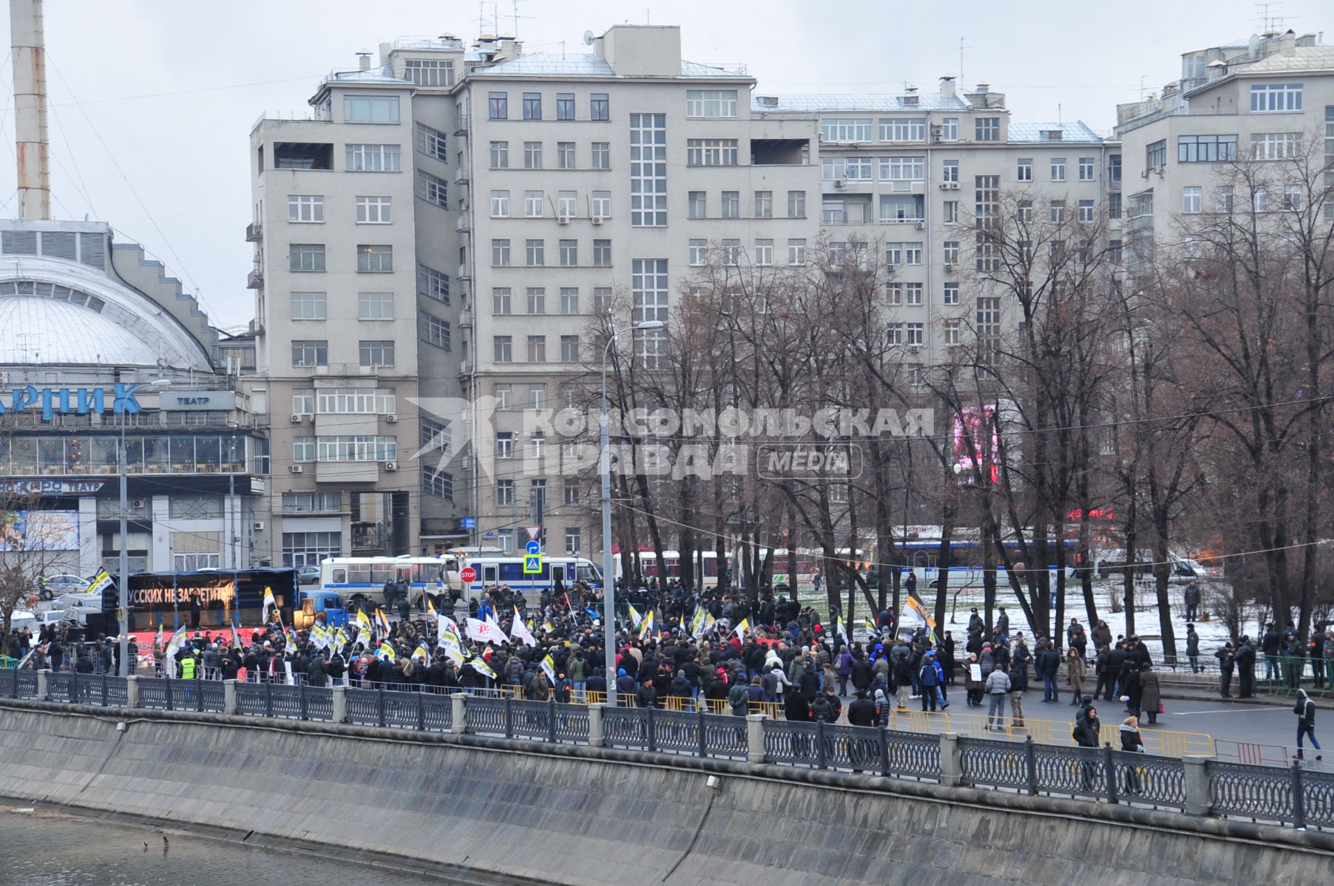 Участники санкционированного митинга против фальсификации результатов прошедших выборов в Госдуму РФ ЗА ЧЕСТНЫЕ ВЫБОРЫ на Болотной площади. Москва. 11 декабря  2011 года.