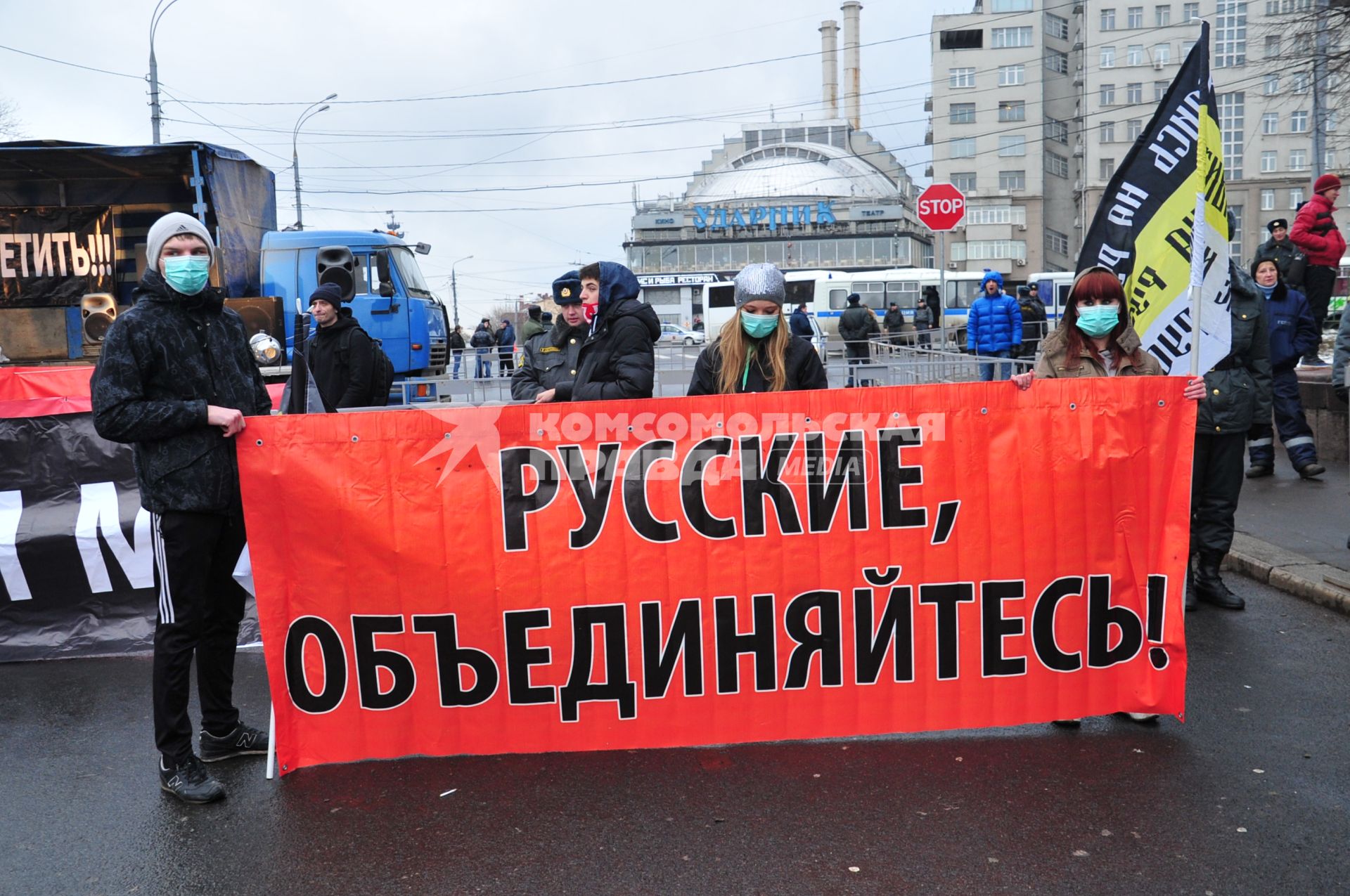 Участники санкционированного митинга против фальсификации результатов прошедших выборов в Госдуму РФ ЗА ЧЕСТНЫЕ ВЫБОРЫ на Болотной площади. На снимке: молодые люди держат плакат РУССКИЕ, ОБЪЕДИНЯЙТЕСЬ!. Москва. 11 декабря  2011 года.