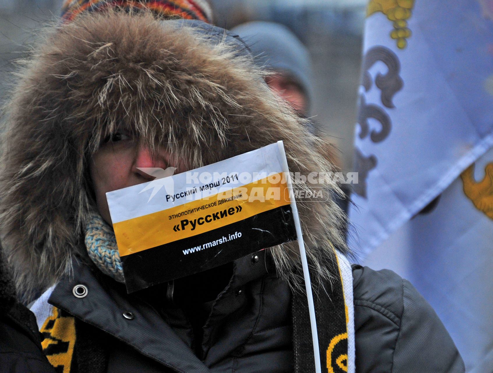 Участники санкционированного митинга против фальсификации результатов прошедших выборов в Госдуму РФ ЗА ЧЕСТНЫЕ ВЫБОРЫ на Болотной площади. На снимке: женщина держит флажок с надписью РУССКИЕ. Москва. 11 декабря  2011 года.