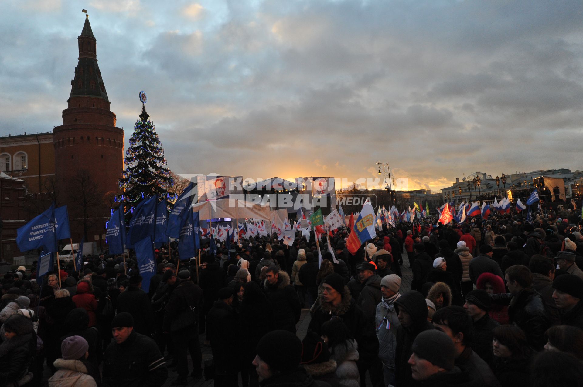 Участники митинга сторонников президента РФ Дмитрия Медведева и премьер-министра РФ Владимира Путина СЛАВА РОССИИ! на Манежной площади. 12 декабря  2011 года.