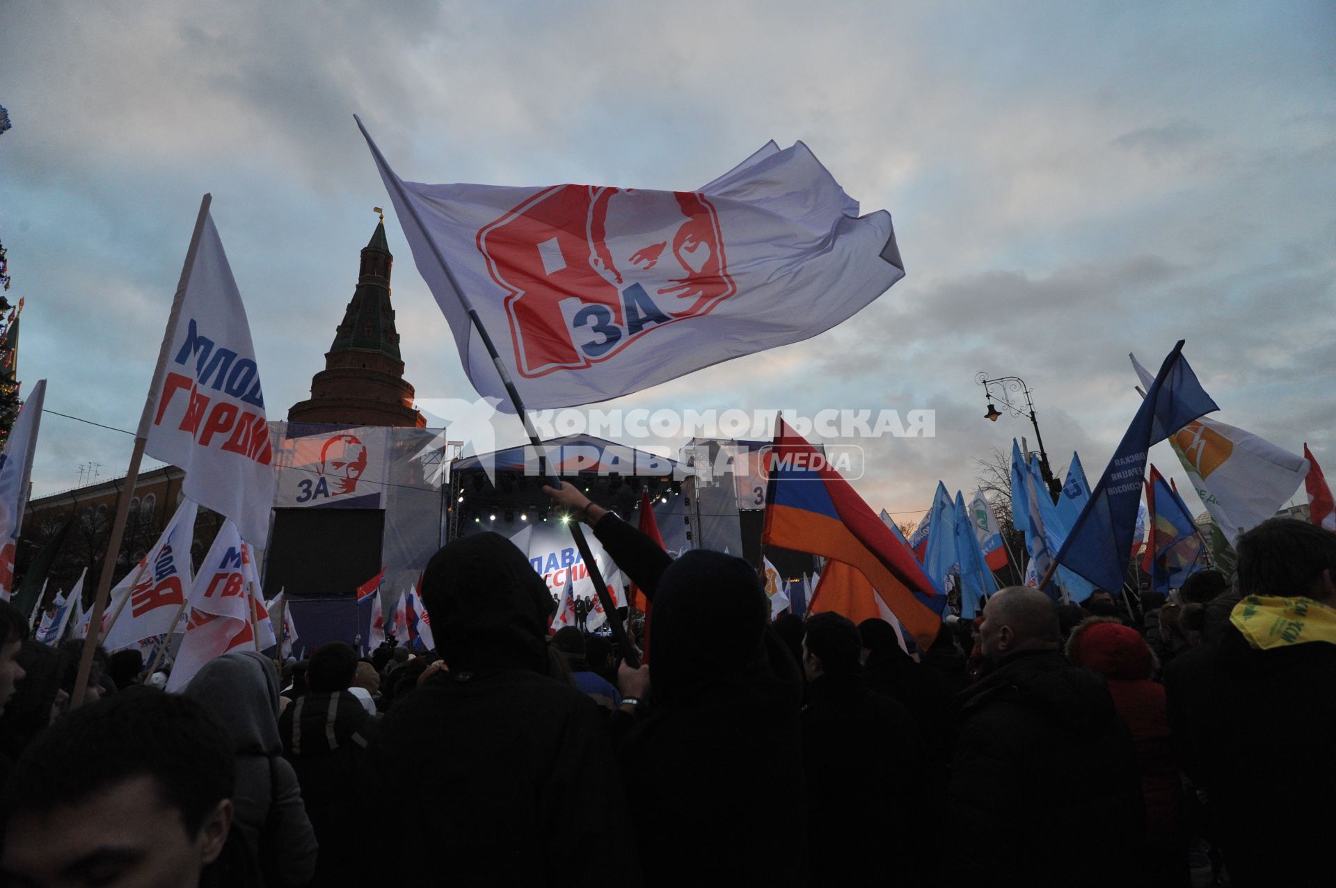 Участники митинга сторонников президента РФ Дмитрия Медведева и премьер-министра РФ Владимира Путина СЛАВА РОССИИ! на Манежной площади. 12 декабря  2011 года.