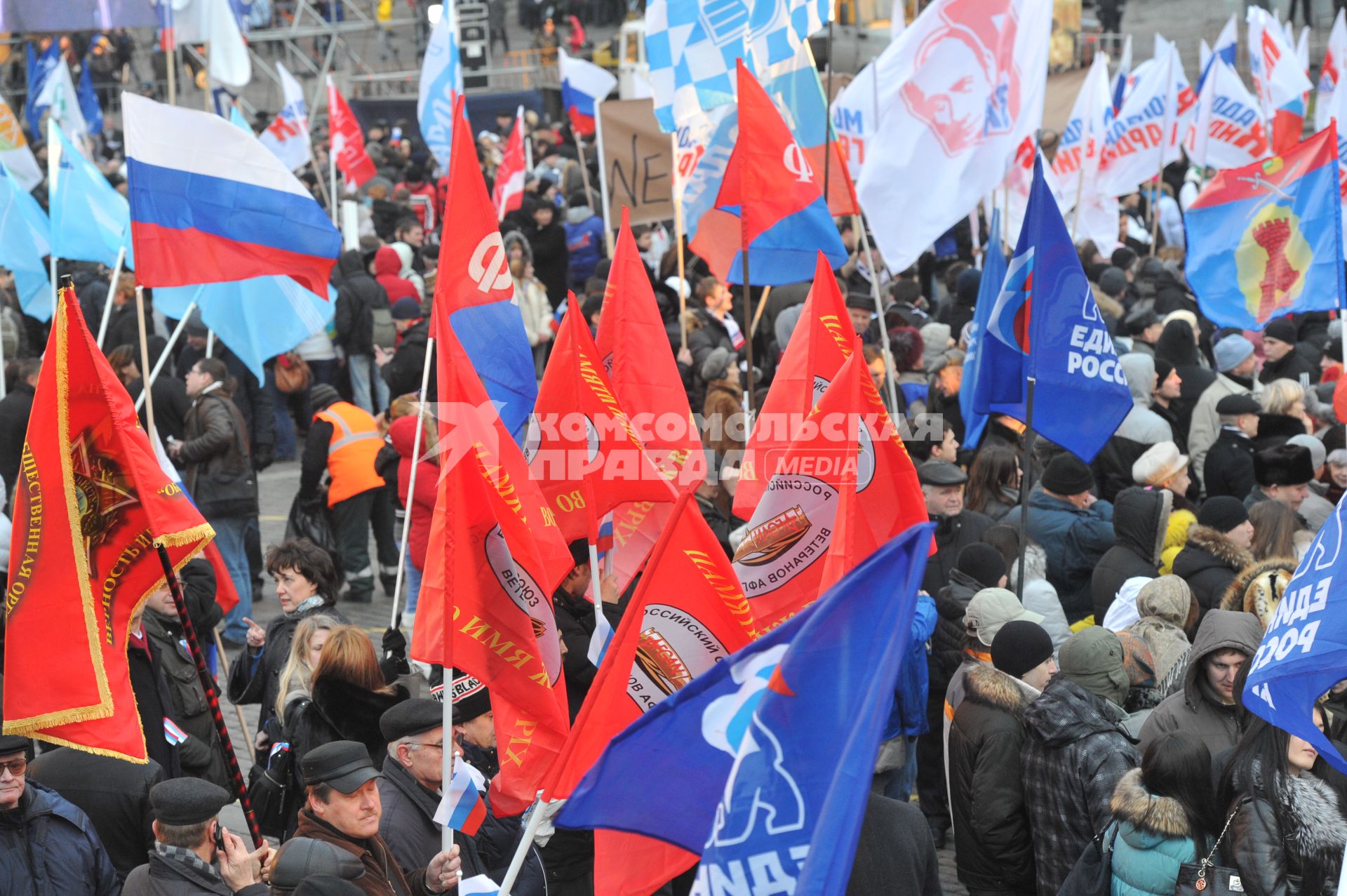 Участники митинга сторонников президента РФ Дмитрия Медведева и премьер-министра РФ Владимира Путина СЛАВА РОССИИ! на Манежной площади. 12 декабря  2011 года.