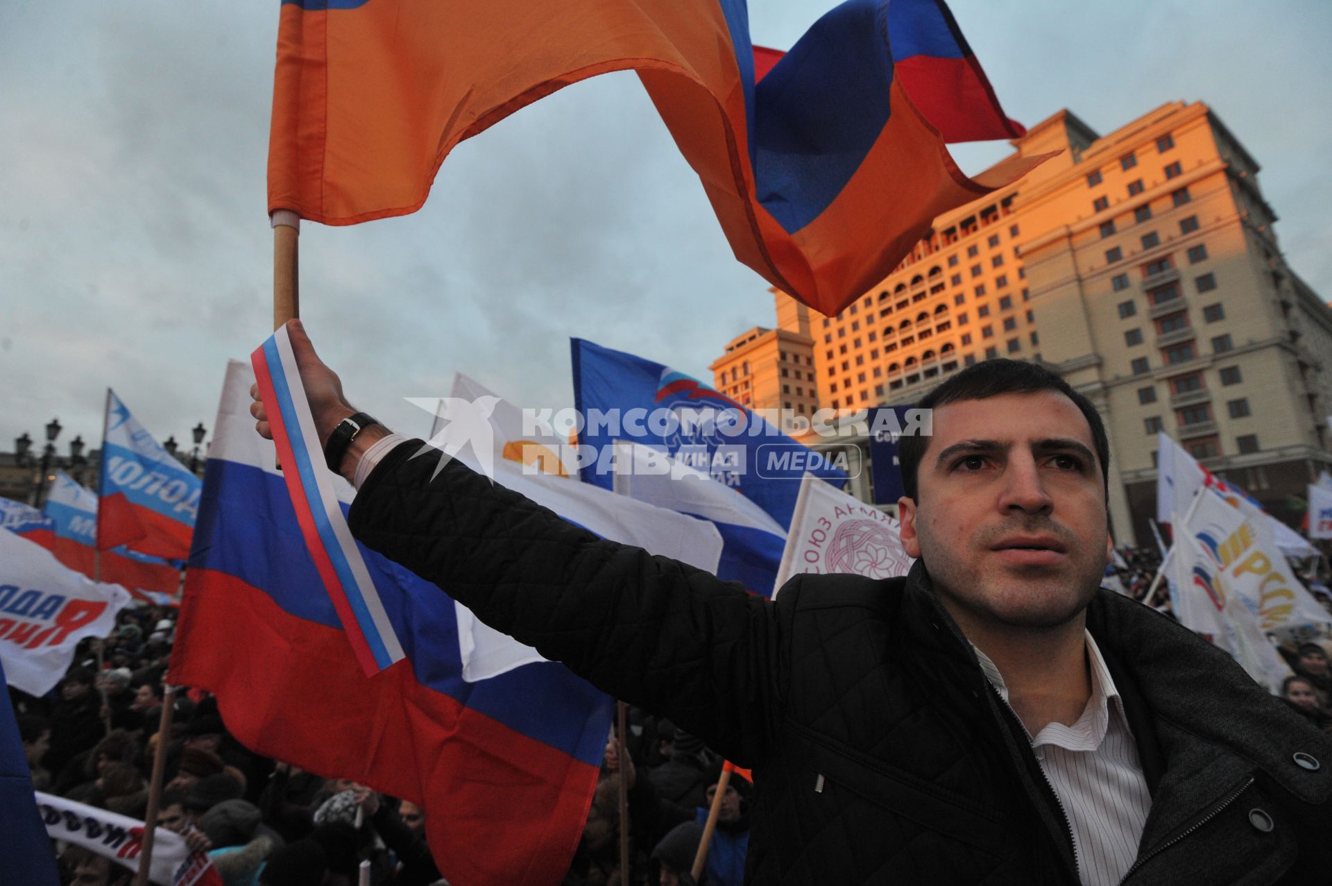 Участники митинга сторонников президента РФ Дмитрия Медведева и премьер-министра РФ Владимира Путина СЛАВА РОССИИ! на Манежной площади. 12 декабря  2011 года.