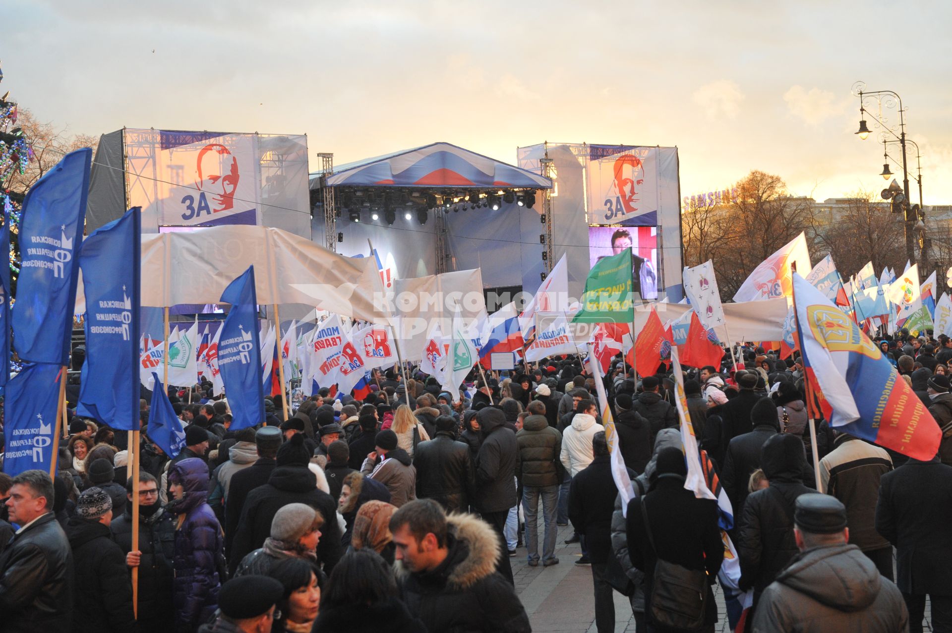 Участники митинга сторонников президента РФ Дмитрия Медведева и премьер-министра РФ Владимира Путина СЛАВА РОССИИ! на Манежной площади. 12 декабря  2011 года.