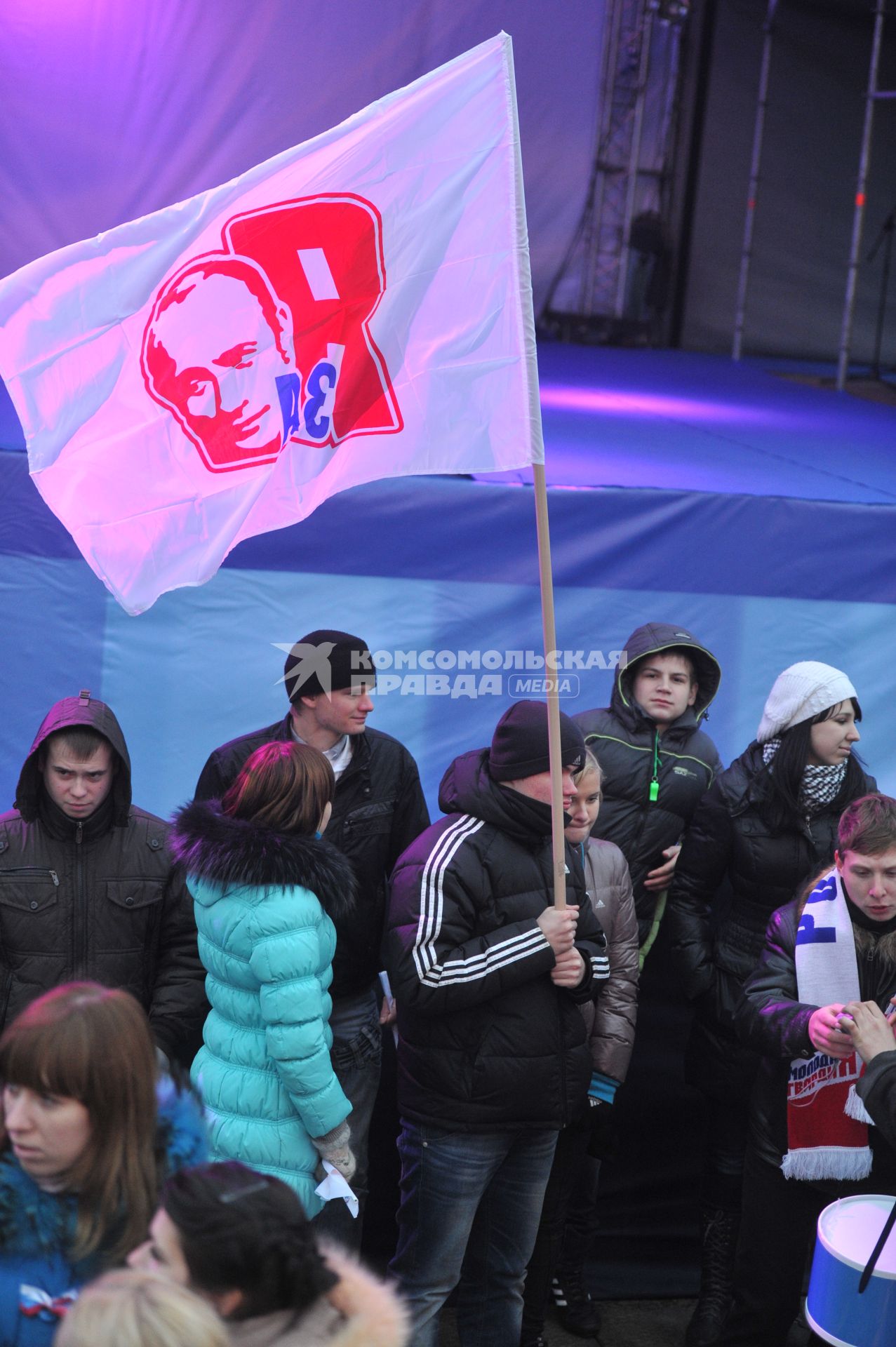 Участники митинга сторонников президента РФ Дмитрия Медведева и премьер-министра РФ Владимира Путина СЛАВА РОССИИ! на Манежной площади. 12 декабря  2011 года.