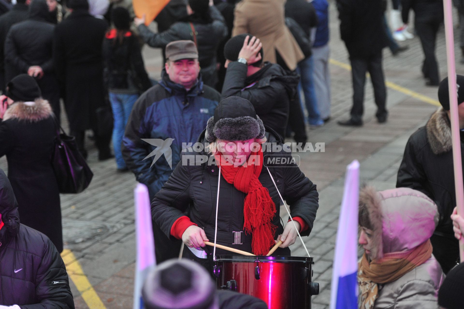 Участники митинга сторонников президента РФ Дмитрия Медведева и премьер-министра РФ Владимира Путина СЛАВА РОССИИ! на Манежной площади. 12 декабря  2011 года.