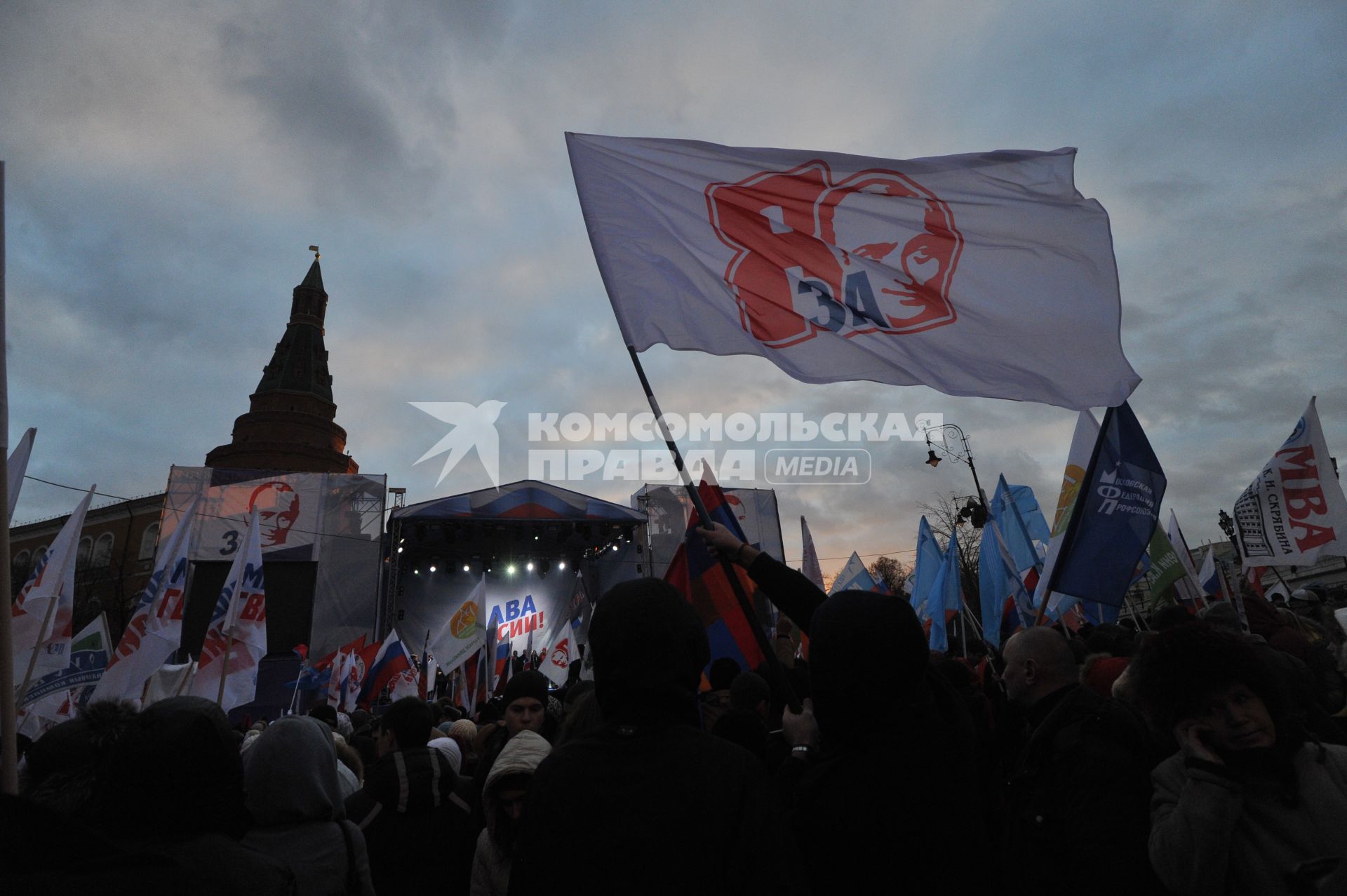 Участники митинга сторонников президента РФ Дмитрия Медведева и премьер-министра РФ Владимира Путина СЛАВА РОССИИ! на Манежной площади. 12 декабря  2011 года.