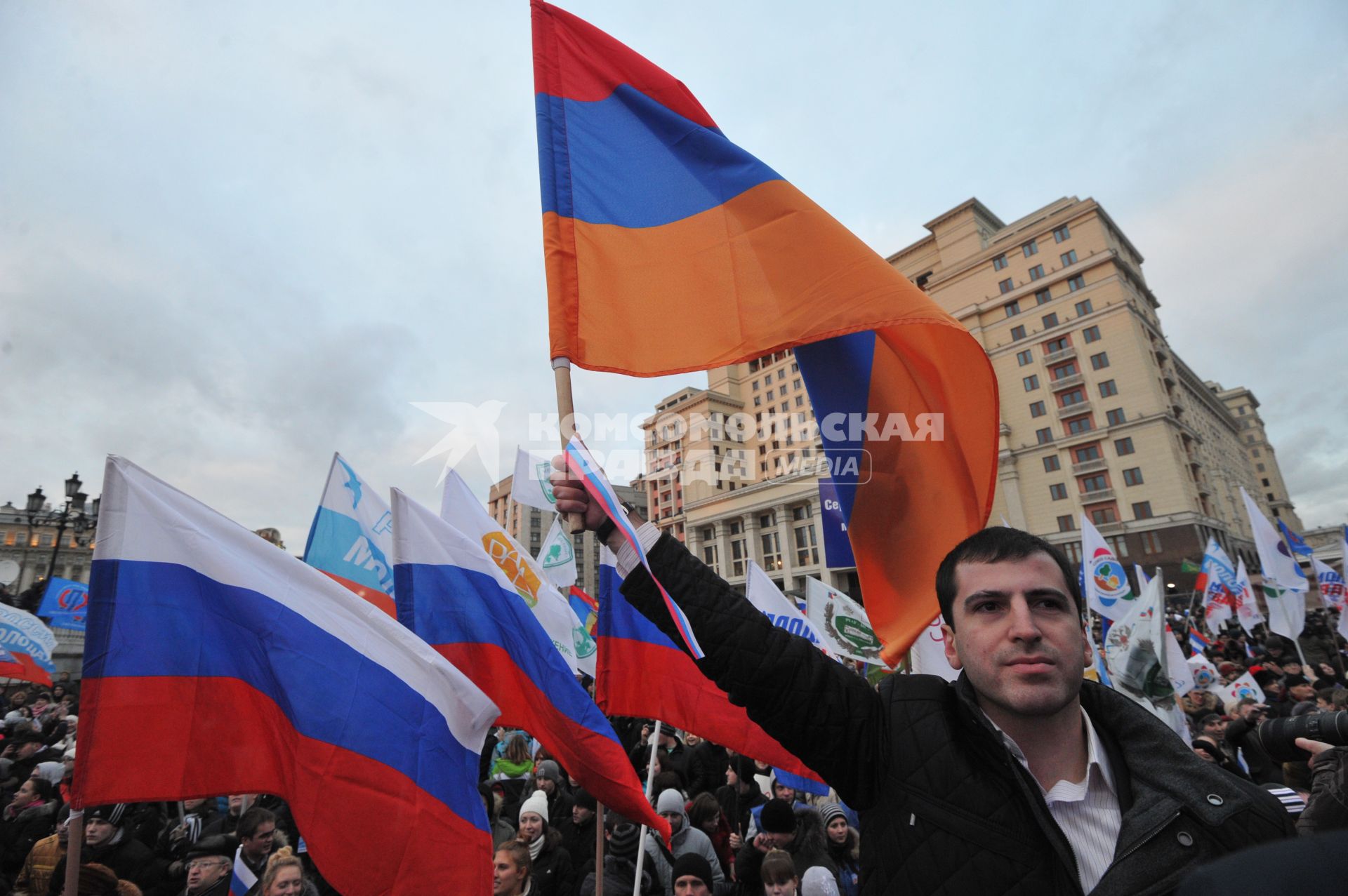 Участники митинга сторонников президента РФ Дмитрия Медведева и премьер-министра РФ Владимира Путина СЛАВА РОССИИ! на Манежной площади. 12 декабря  2011 года.