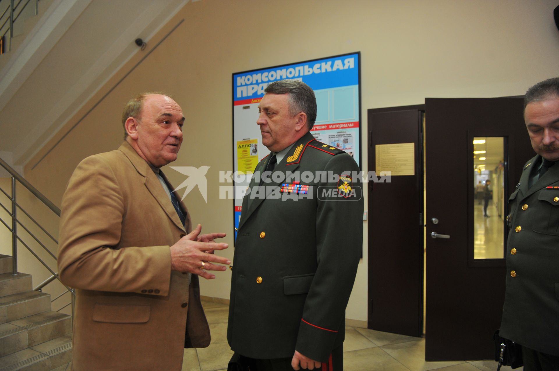 Генерал-лейтенант Сергей Каракаев командующий РВСН и Полковник Виктор Баранец (слева), военный обозреватель КП.  В ИД КП. 13 декабря 2011 года.