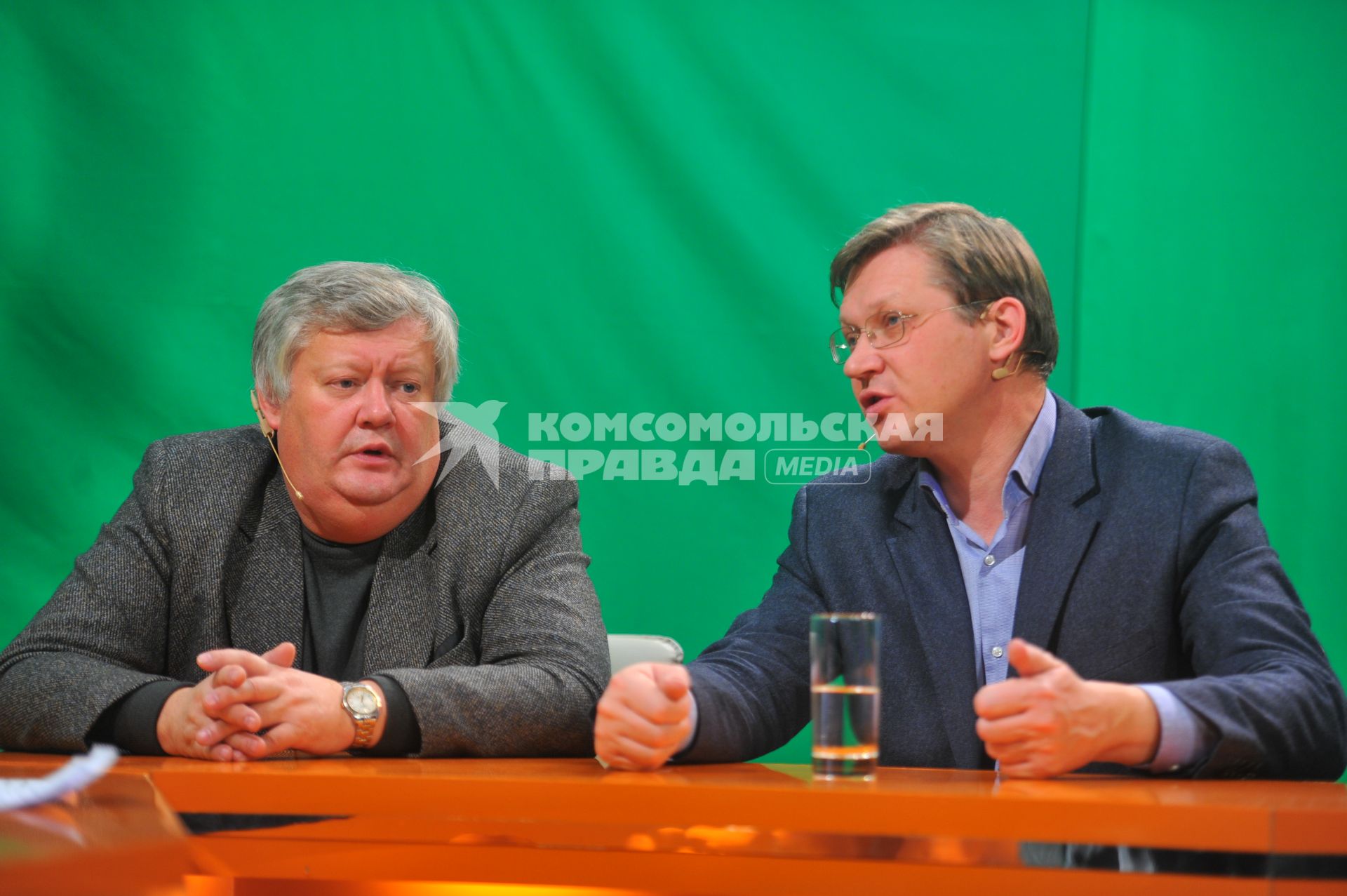 Владимир Рыжков - сопредседатель Партии народной свободы ПАРНАС и Андрей Баранов (слева).  В ИД КП. 13 декабря 2011 года.