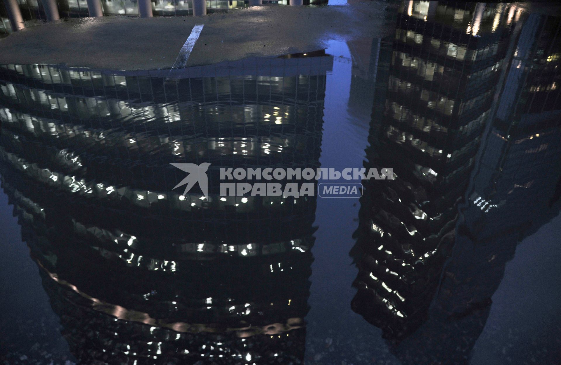 Московская архитектура, Москва-Сити центр. Отражение лужа. 15 Декабря 2011 года