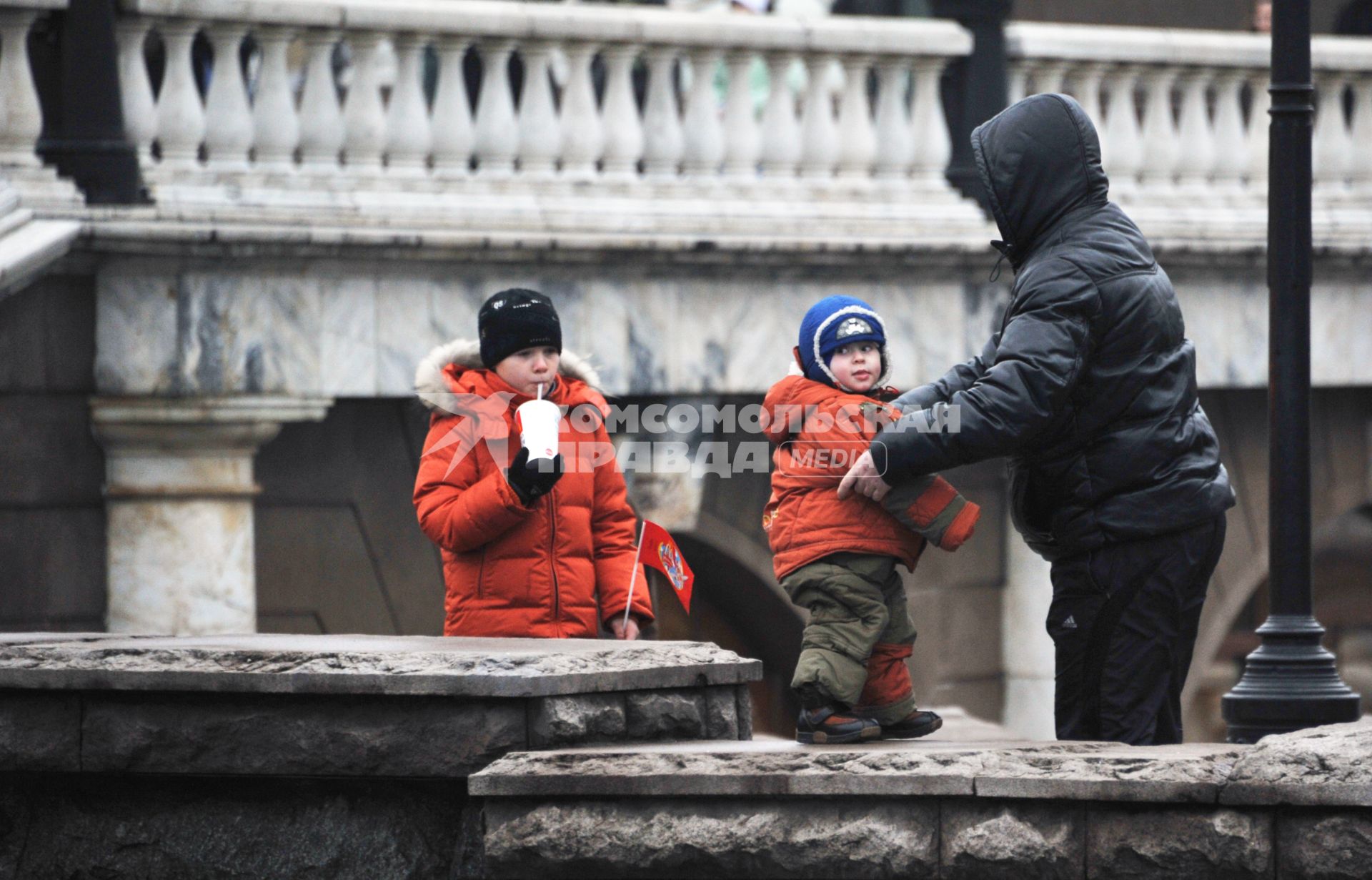Москва центр города, люди. Дети с папой на прогулке. 15 Декабря 2011 года