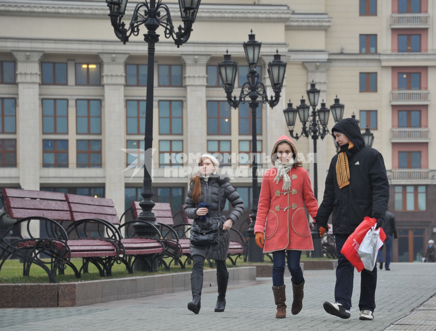 Москва центр города, люди. Молодые люди идут по улице. 15 Декабря 2011 года