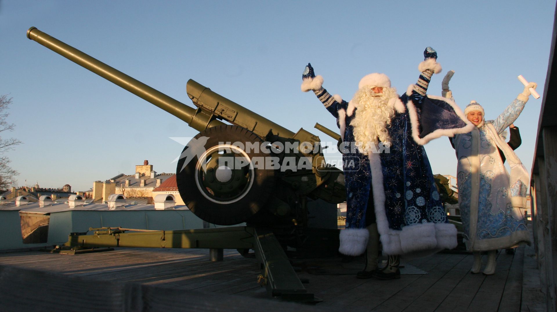 Дед Мороз со Снегурочкой стоят возле пушки. 23 декабря 2006 года.