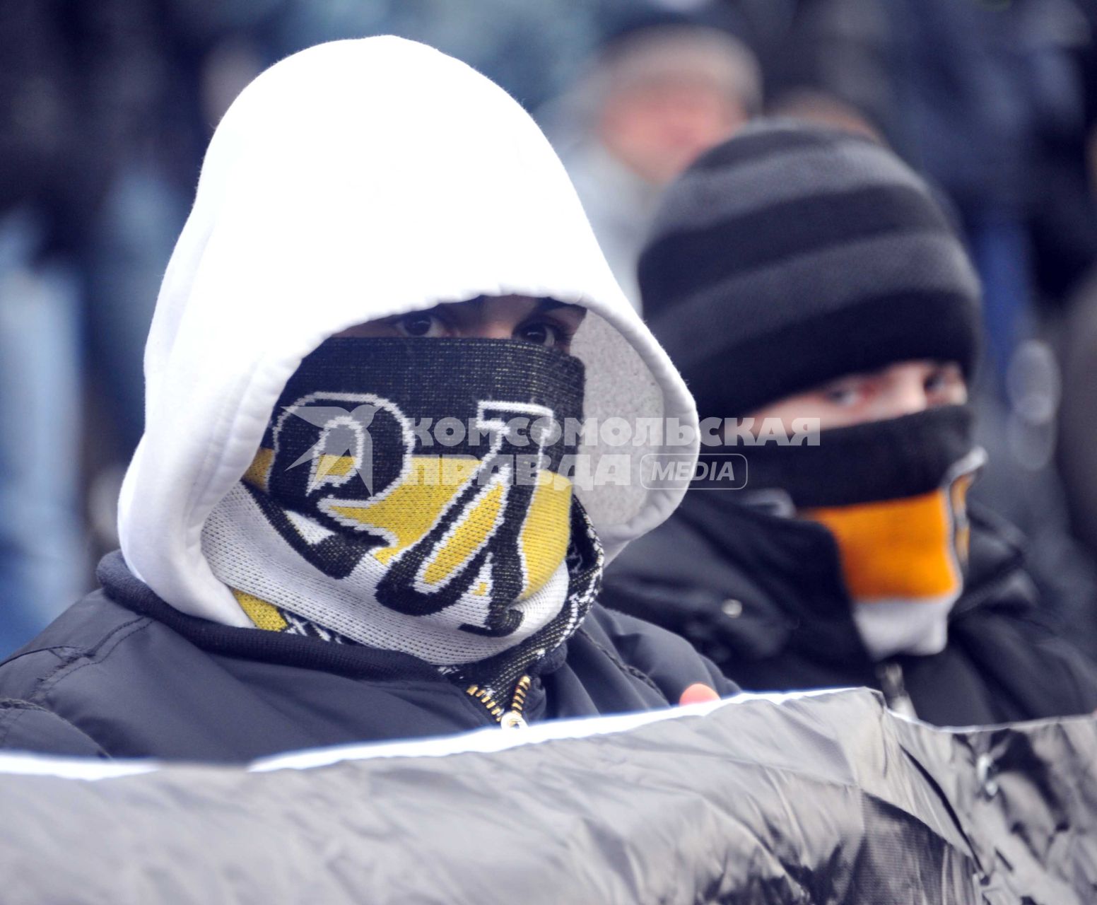 Санкционированный митинг против фальсификации результатов прошедших выборов в Госдуму РФ ЗА ЧЕСТНЫЕ ВЫБОРЫ на Болотной площади. На снимке: молодые люди с шарфами на лицах.  11 декабря  2011 года.