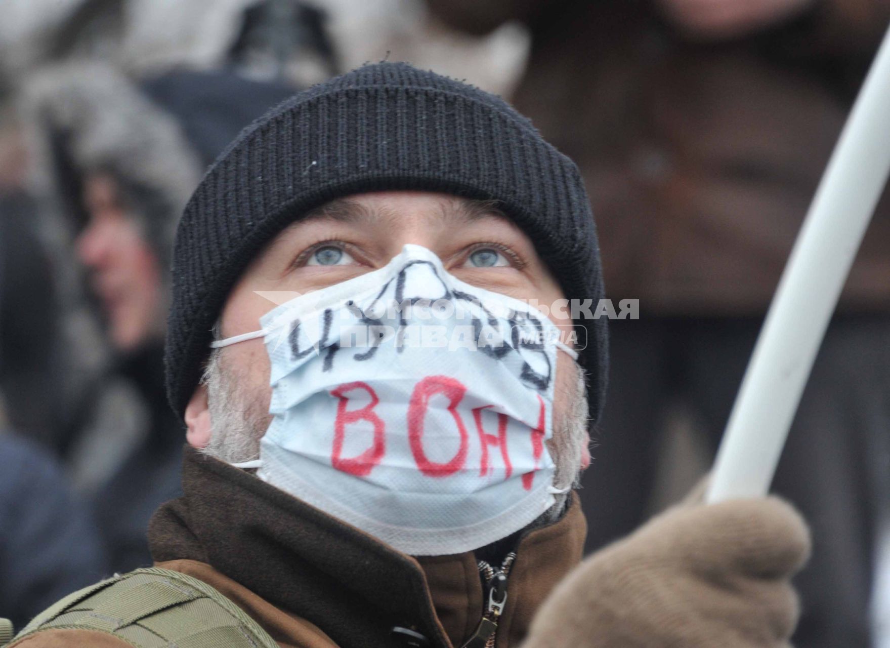 Санкционированный митинг против фальсификации результатов прошедших выборов в Госдуму РФ ЗА ЧЕСТНЫЕ ВЫБОРЫ на Болотной площади. На снимке:  на лице мужчины маска с надписью ЧУРОВ ВОН!. 11 декабря  2011 года.